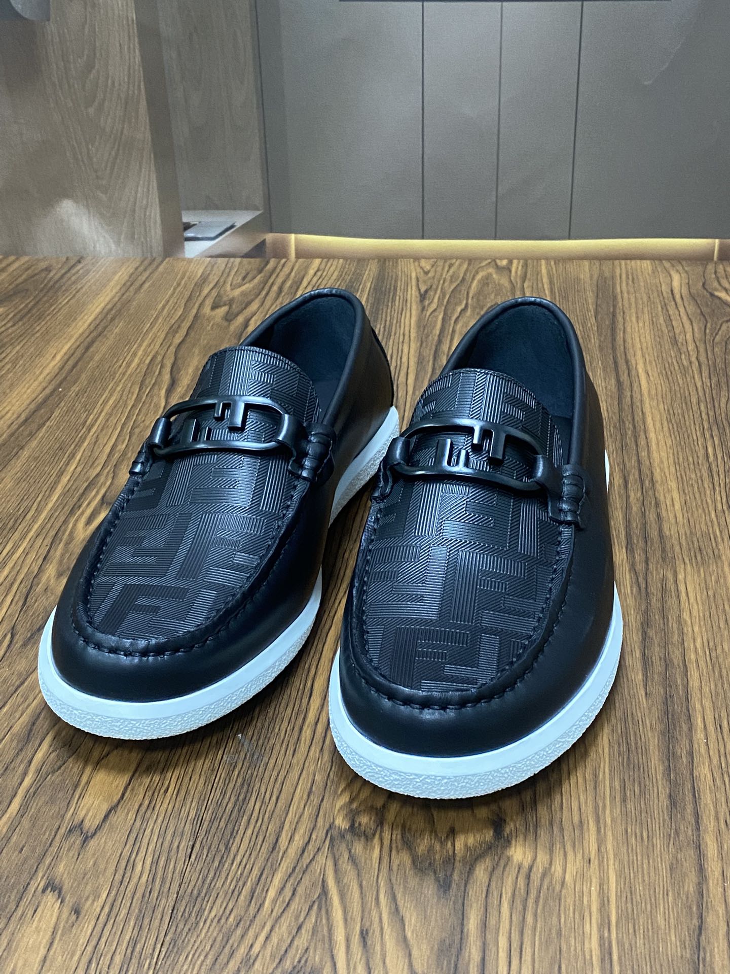 NO:354486,FENDI New Milan men's fashion lazy catwalk fashion style fashion casual bean shoes imported calfskin fabric super smooth texture sweat-absorbing and breathable, (cowhide inner lining). Shoe body metal LOGO Medusa avatar irregular avatar high-tech logo French love set foot design style low-key and generous, excellent footing effect. Men's shoes size 38-46 (customized for 4.11.12), fendi, fendi, loafers, cowhide19860909FENDI 芬迪 新米兰男时装懒人走秀款时尚休闲豆豆鞋 进口小牛皮面料 超滑质感 吸汗透气 ,（牛皮内里）.鞋身金属LOGO美杜莎头像不规则头像高级工艺标志法国乐福套脚设计风格 低调大方 上脚效果超赞..男鞋码数38-46（4.11.12订做）,,fendi,fendi,loafers,cowhide,Men's shoes