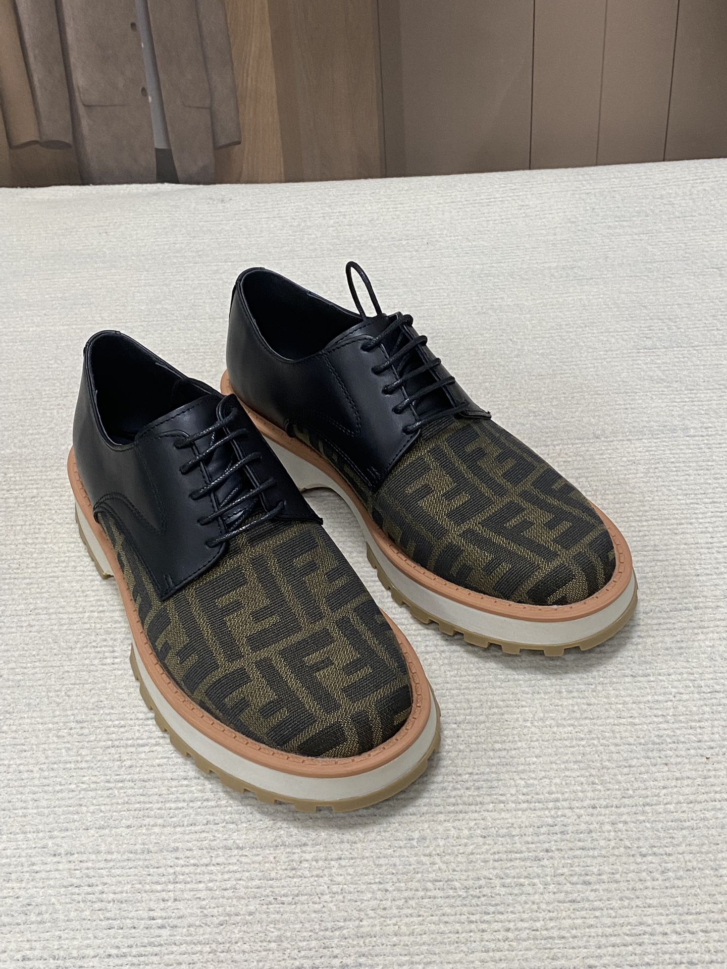 NO:354501,【FENDI New Milan men's fashion lazy catwalk fashion fashion casual bean shoes imported calfskin fabric super smooth texture sweat-absorbing and breathable, (cowhide inner lining). Shoe body metal LOGO Medusa avatar irregular avatar high-quality craftsmanship logo French Love foot design style low-key and generous, excellent footing effect is excellent. Men's shoes size 38-46 (customized for 4.11.12), fendi, fendi, loafers, cowhide19860909【FENDI 芬迪 新米兰男时装懒人走秀款时尚休闲豆豆鞋 进口小牛皮面料 超滑质感 吸汗透气 ,（牛皮内里）.鞋身金属LOGO美杜莎头像不规则头像高级工艺标志法国乐福套脚设计风格 低调大方 上脚效果超赞..男鞋码数38-46（4.11.12订做）,,fendi,fendi,loafers,cowhide,Men's shoes