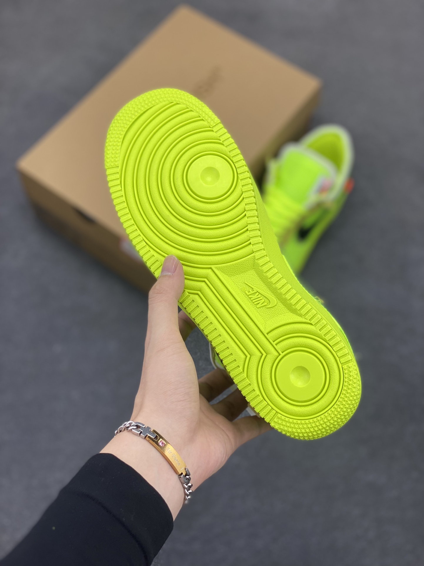 图片[5]-夺人眼球Off-White x Nike Air Force 1 Low \”Volt\” 空军一号经典百搭低帮休闲运动板鞋“OW荧光绿黑”Off-White™与 NikeLab 最新打造的 Air Force 1 Low 全新配色「Volt」，Air Force 1 Low 的鞋身与中底将被换上夺目的荧光绿色调，以签名式的橘红色 “Zip-Tie” 和 “AIR” 字样点缀 货号：AO4606-700 尺码：36 36.5 37.5 38 38.5 39 40 40.5 41 42 42.5 43 44 44.5 45-选品中心