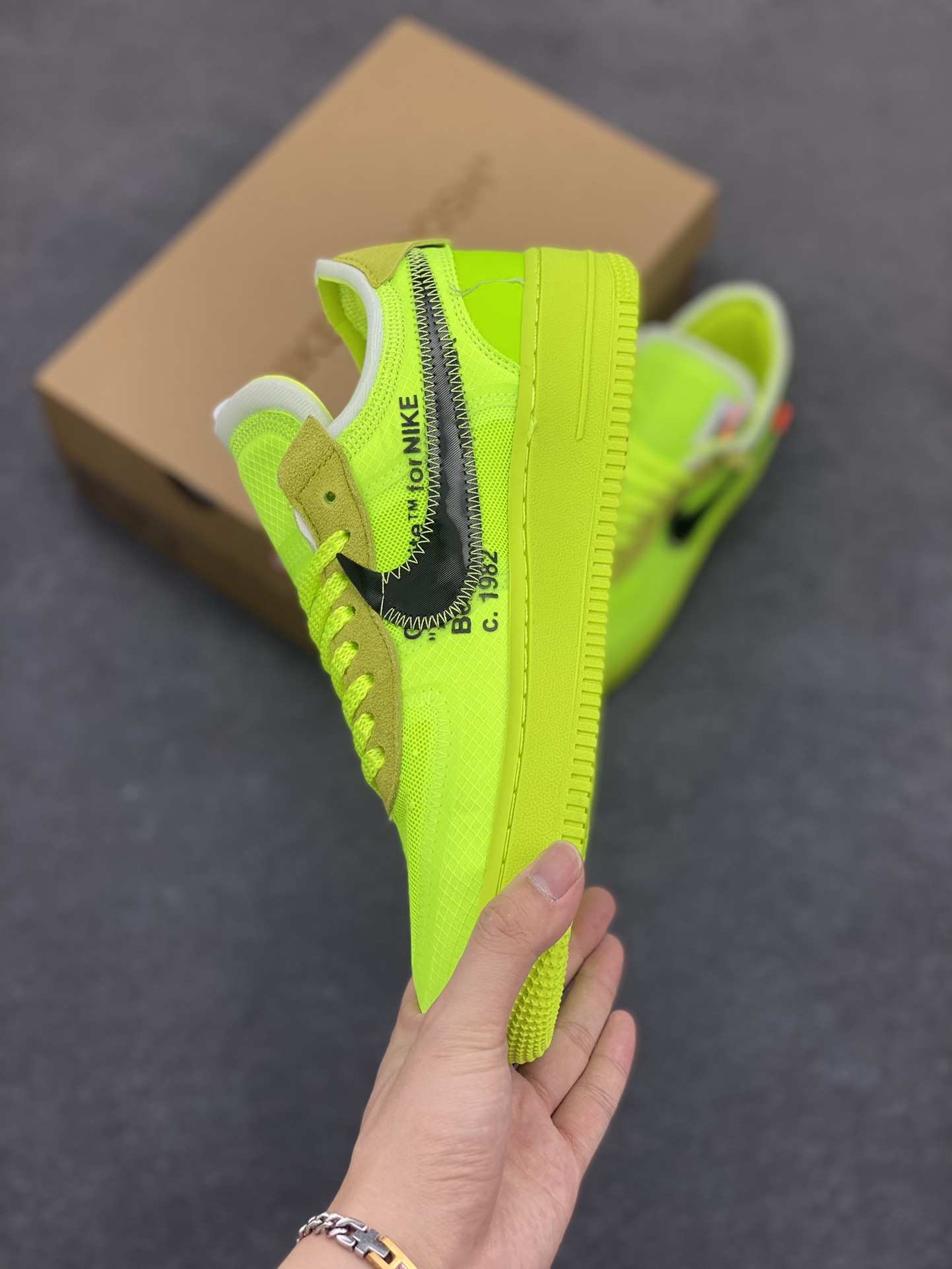 图片[3]-夺人眼球Off-White x Nike Air Force 1 Low \”Volt\” 空军一号经典百搭低帮休闲运动板鞋“OW荧光绿黑”Off-White™与 NikeLab 最新打造的 Air Force 1 Low 全新配色「Volt」，Air Force 1 Low 的鞋身与中底将被换上夺目的荧光绿色调，以签名式的橘红色 “Zip-Tie” 和 “AIR” 字样点缀 货号：AO4606-700 尺码：36 36.5 37.5 38 38.5 39 40 40.5 41 42 42.5 43 44 44.5 45-选品中心
