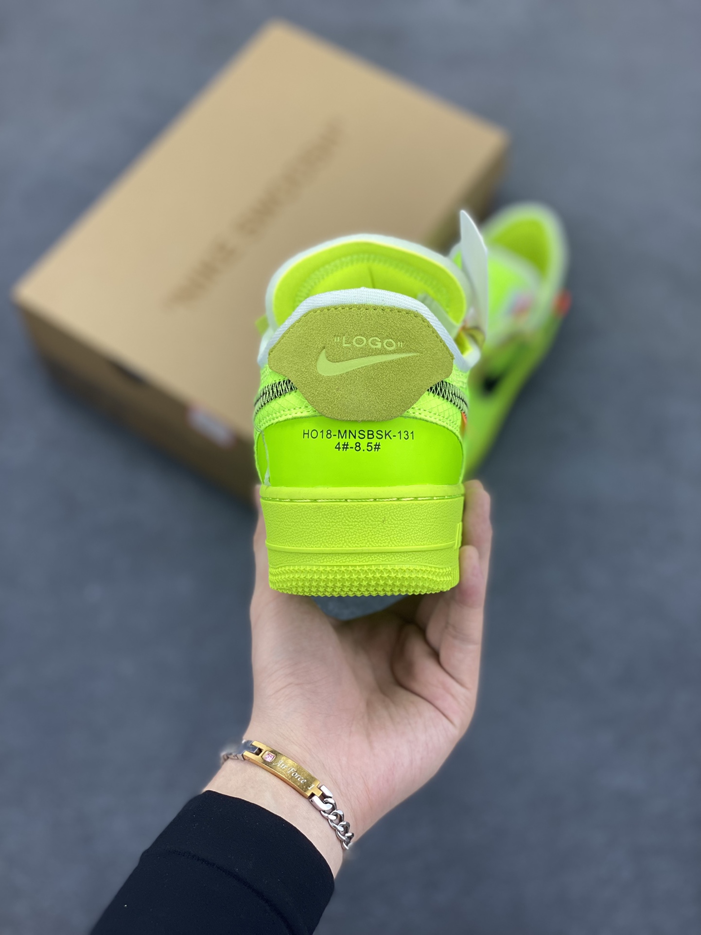 图片[4]-夺人眼球Off-White x Nike Air Force 1 Low \”Volt\” 空军一号经典百搭低帮休闲运动板鞋“OW荧光绿黑”Off-White™与 NikeLab 最新打造的 Air Force 1 Low 全新配色「Volt」，Air Force 1 Low 的鞋身与中底将被换上夺目的荧光绿色调，以签名式的橘红色 “Zip-Tie” 和 “AIR” 字样点缀 货号：AO4606-700 尺码：36 36.5 37.5 38 38.5 39 40 40.5 41 42 42.5 43 44 44.5 45-选品中心