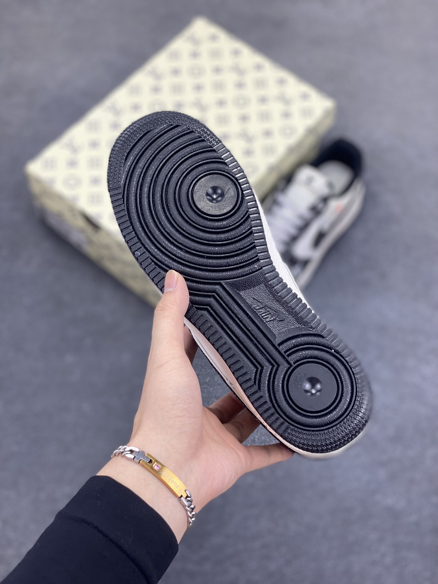 图片[5]-Nike Air Force 1 Low 空军一号低帮百搭休闲运动板鞋。柔软、弹性十足的缓震性能和出色的中底设计，横跨复古与现代的外型结合，造就出风靡全球三十多年的Force 1，直到今天还深受青睐。 货号：YX5066-354 尺码：36 36.5 37.5 38 38.5 39 40 40.5 41 42 42.5 43 44 44.5 45-选品中心