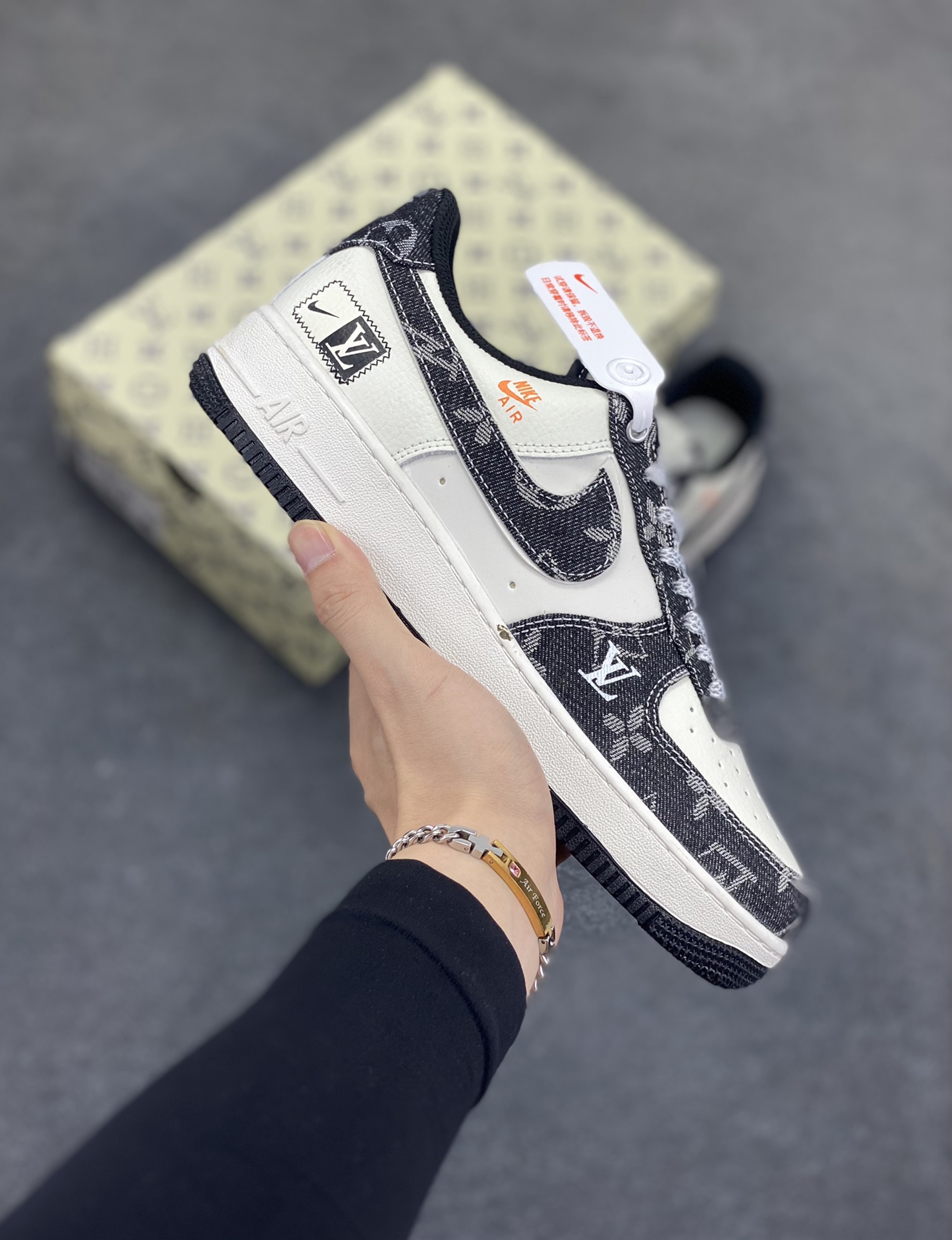 Nike Air Force 1 Low 空军一号低帮百搭休闲运动板鞋。柔软、弹性十足的缓震性能和出色的中底设计，横跨复古与现代的外型结合，造就出风靡全球三十多年的Force 1，直到今天还深受青睐。 货号：YX5066-354 尺码：36 36.5 37.5 38 38.5 39 40 40.5 41 42 42.5 43 44 44.5 45-选品中心
