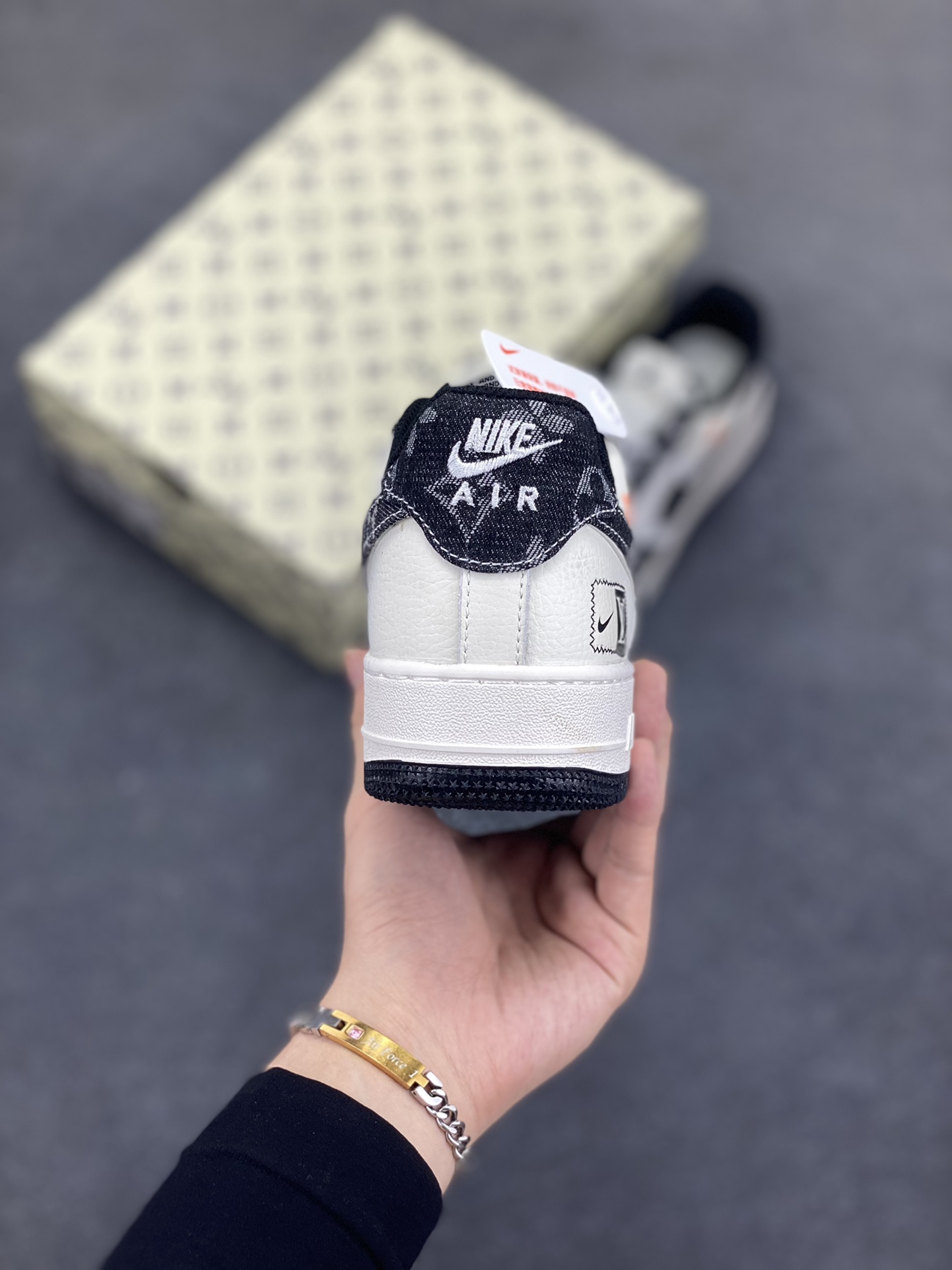 图片[4]-Nike Air Force 1 Low 空军一号低帮百搭休闲运动板鞋。柔软、弹性十足的缓震性能和出色的中底设计，横跨复古与现代的外型结合，造就出风靡全球三十多年的Force 1，直到今天还深受青睐。 货号：YX5066-354 尺码：36 36.5 37.5 38 38.5 39 40 40.5 41 42 42.5 43 44 44.5 45-选品中心