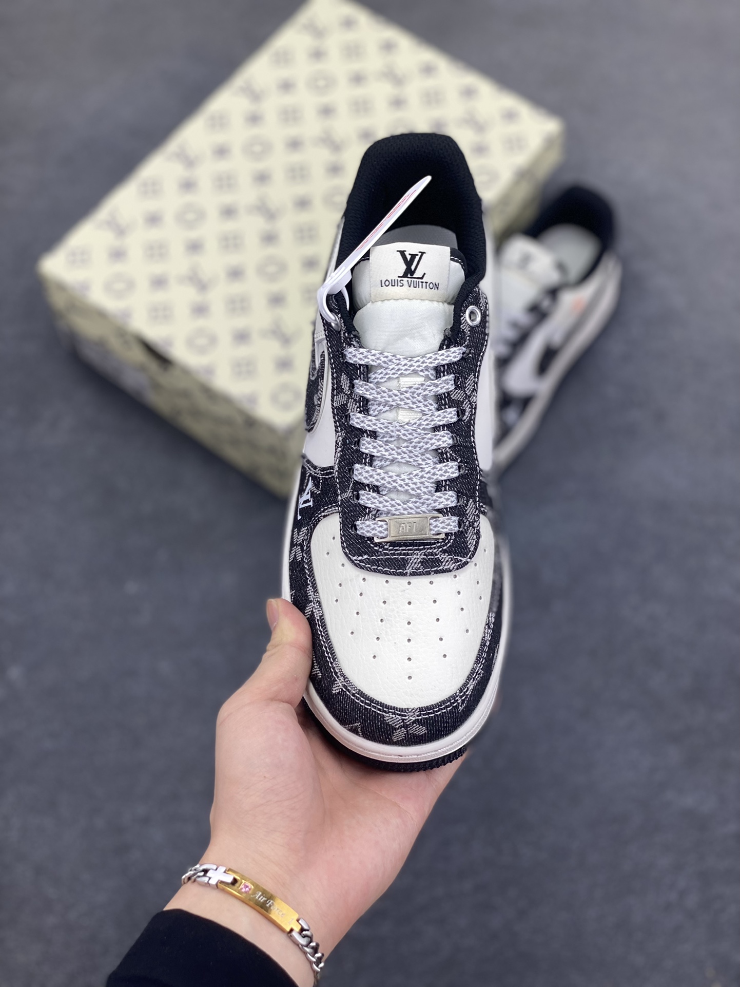 图片[2]-Nike Air Force 1 Low 空军一号低帮百搭休闲运动板鞋。柔软、弹性十足的缓震性能和出色的中底设计，横跨复古与现代的外型结合，造就出风靡全球三十多年的Force 1，直到今天还深受青睐。 货号：YX5066-354 尺码：36 36.5 37.5 38 38.5 39 40 40.5 41 42 42.5 43 44 44.5 45-选品中心