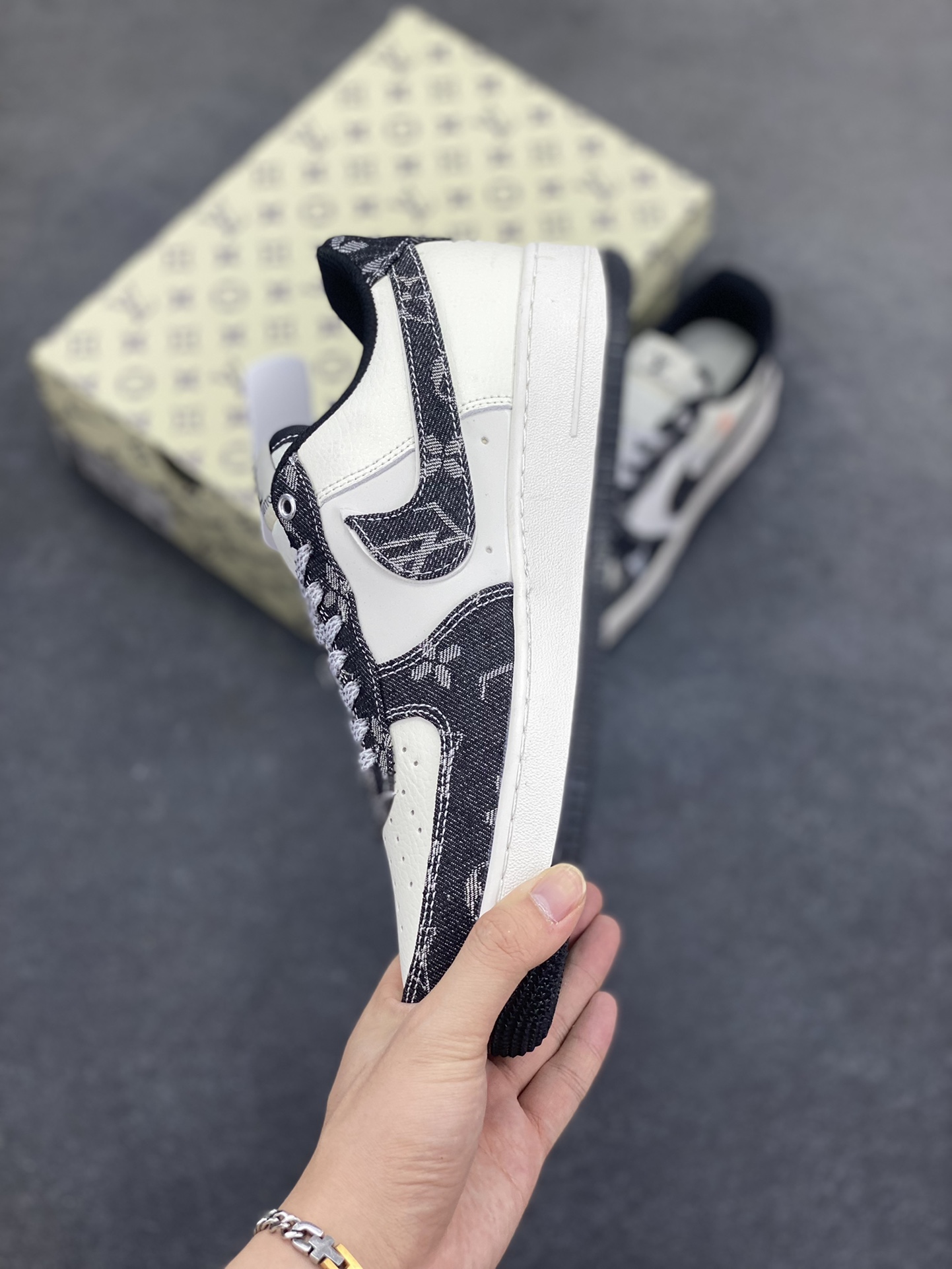 图片[3]-Nike Air Force 1 Low 空军一号低帮百搭休闲运动板鞋。柔软、弹性十足的缓震性能和出色的中底设计，横跨复古与现代的外型结合，造就出风靡全球三十多年的Force 1，直到今天还深受青睐。 货号：YX5066-354 尺码：36 36.5 37.5 38 38.5 39 40 40.5 41 42 42.5 43 44 44.5 45-选品中心