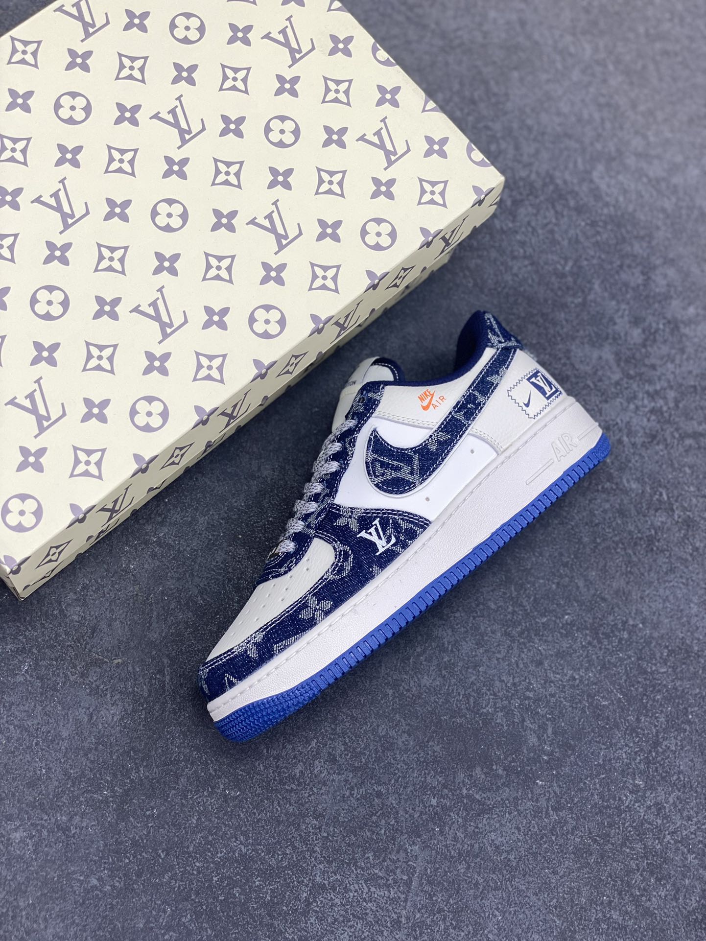 图片[7]-Nike Air Force 1 Low 空军一号低帮百搭休闲运动板鞋。柔软、弹性十足的缓震性能和出色的中底设计，横跨复古与现代的外型结合，造就出风靡全球三十多年的Force 1，直到今天还深受青睐。 货号：YX5066-353 尺码：36 36.5 37.5 38 38.5 39 40 40.5 41 42 42.5 43 44 44.5 45-选品中心