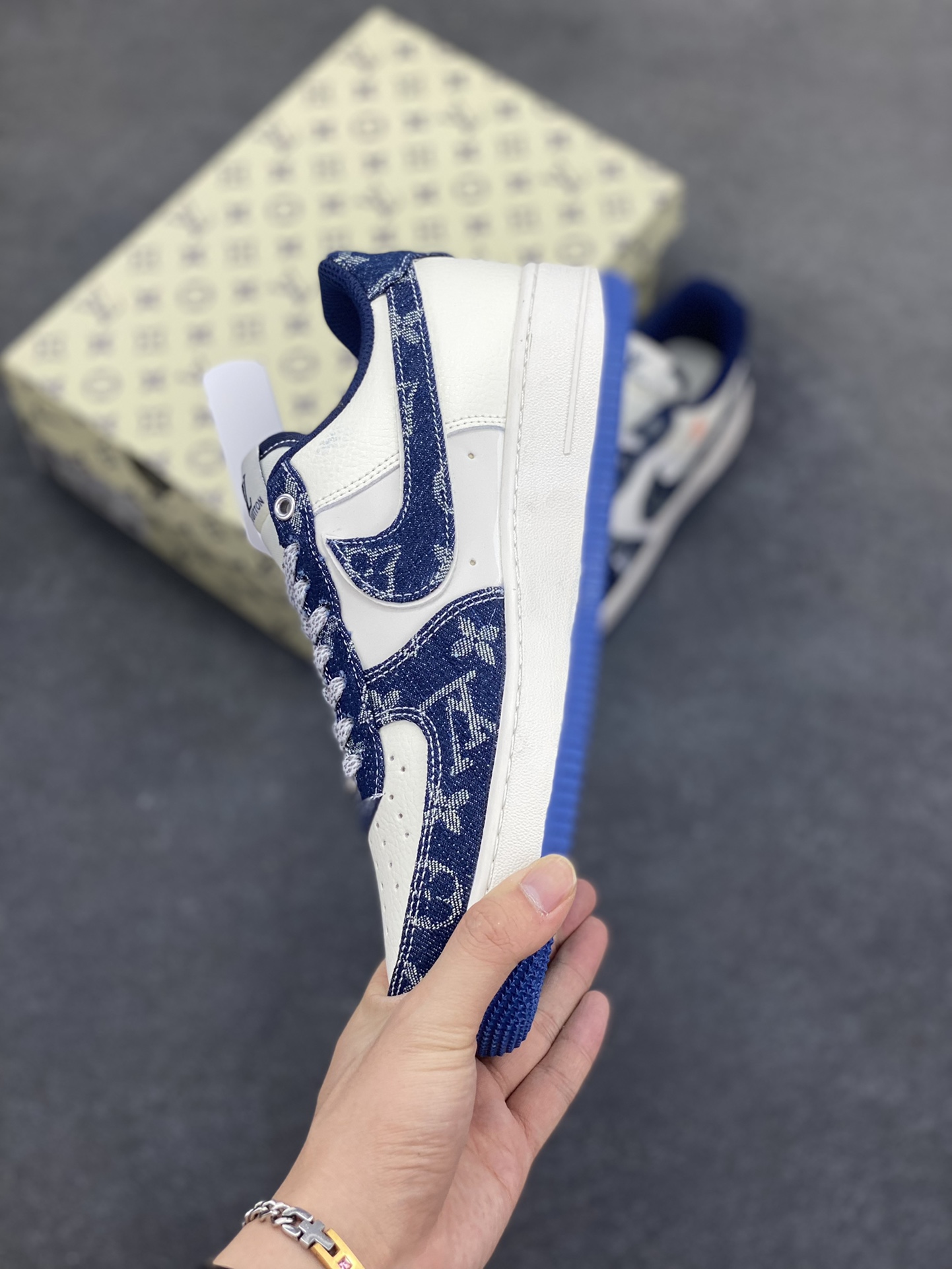 图片[3]-Nike Air Force 1 Low 空军一号低帮百搭休闲运动板鞋。柔软、弹性十足的缓震性能和出色的中底设计，横跨复古与现代的外型结合，造就出风靡全球三十多年的Force 1，直到今天还深受青睐。 货号：YX5066-353 尺码：36 36.5 37.5 38 38.5 39 40 40.5 41 42 42.5 43 44 44.5 45-选品中心