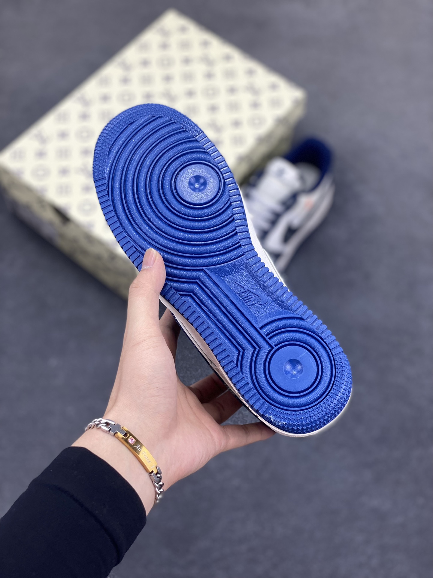 图片[5]-Nike Air Force 1 Low 空军一号低帮百搭休闲运动板鞋。柔软、弹性十足的缓震性能和出色的中底设计，横跨复古与现代的外型结合，造就出风靡全球三十多年的Force 1，直到今天还深受青睐。 货号：YX5066-353 尺码：36 36.5 37.5 38 38.5 39 40 40.5 41 42 42.5 43 44 44.5 45-选品中心