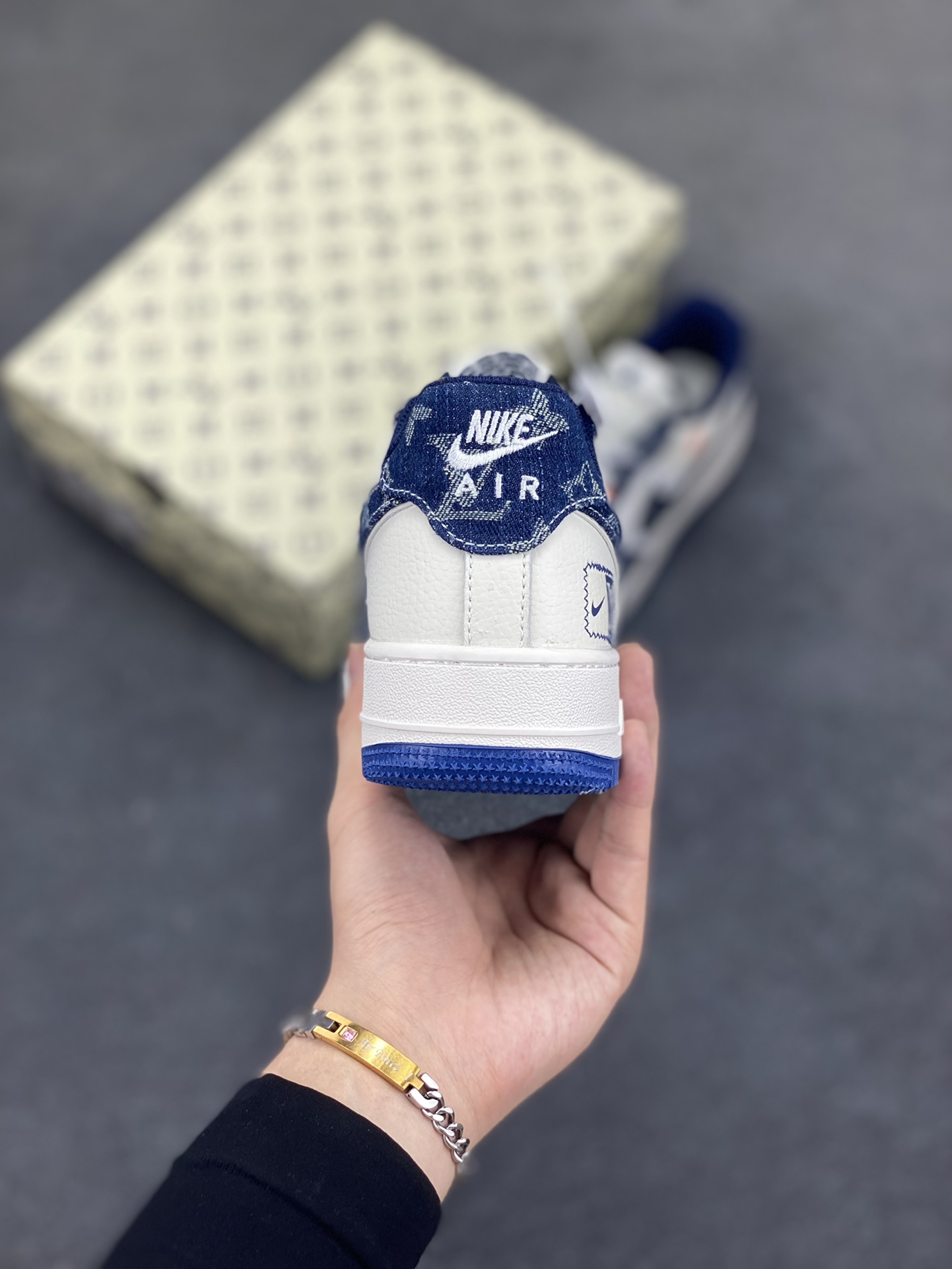 图片[4]-Nike Air Force 1 Low 空军一号低帮百搭休闲运动板鞋。柔软、弹性十足的缓震性能和出色的中底设计，横跨复古与现代的外型结合，造就出风靡全球三十多年的Force 1，直到今天还深受青睐。 货号：YX5066-353 尺码：36 36.5 37.5 38 38.5 39 40 40.5 41 42 42.5 43 44 44.5 45-选品中心