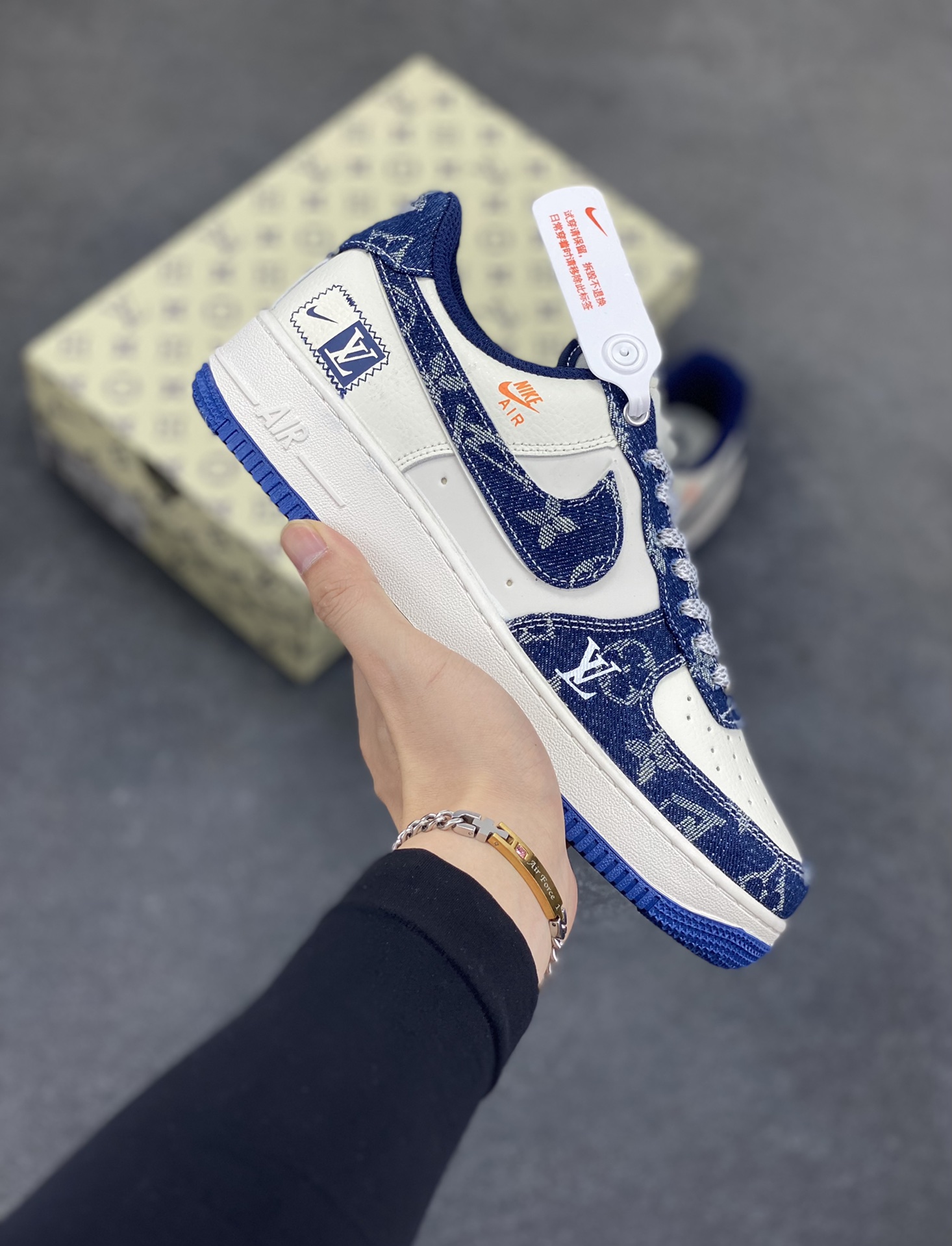 Nike Air Force 1 Low 空军一号低帮百搭休闲运动板鞋。柔软、弹性十足的缓震性能和出色的中底设计,横跨复古与现代的外型结合,造就出风靡全球三十多年的Force 1,直到今天还深受青睐。 货号:YX5066-353 尺码:36 36.5 37.5 38 38.5 39 40 40.5 41 42 42.5 43 44 44.5 45-选品中心