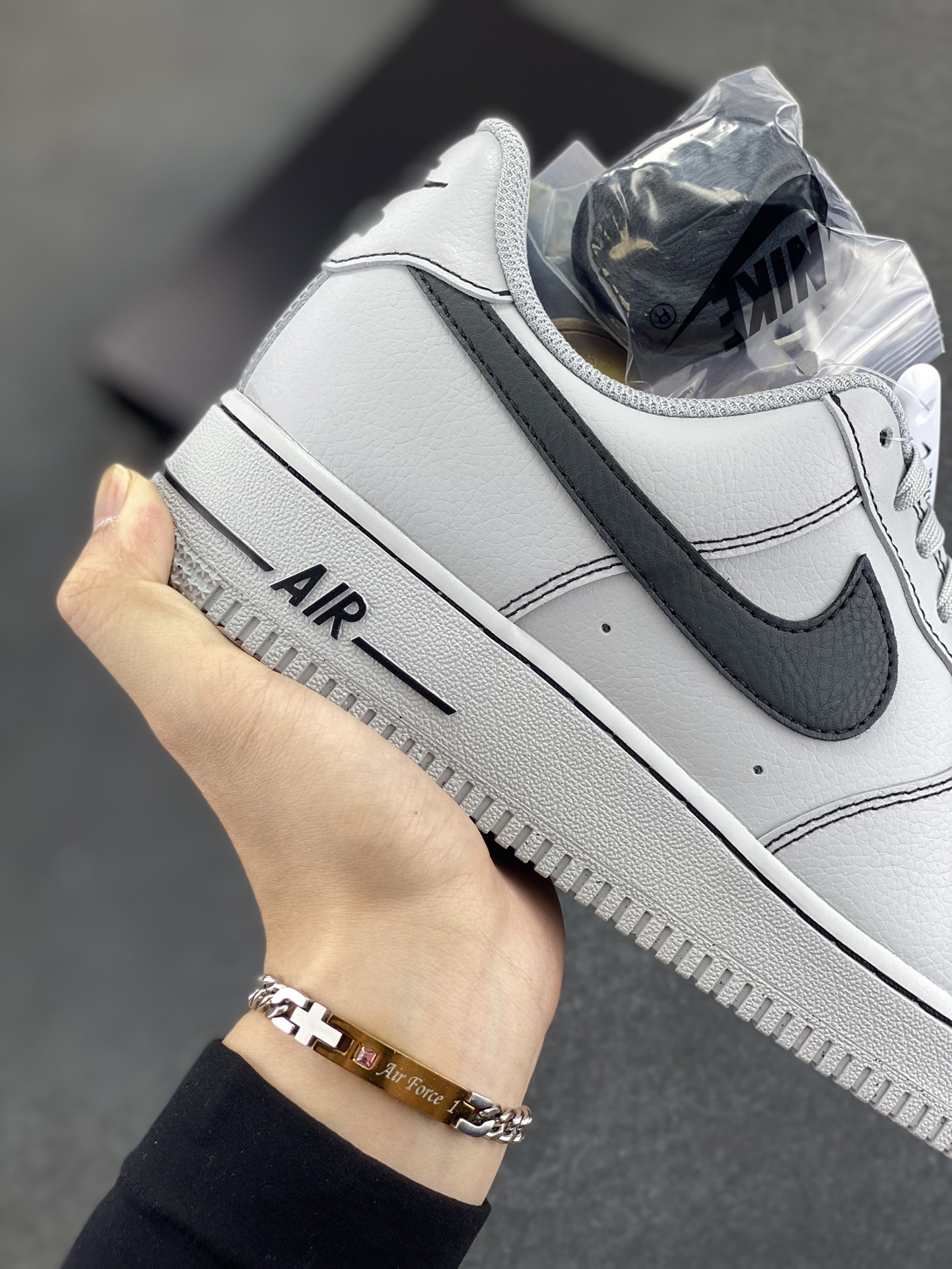 图片[6]-HY版本💯 Nike Air Force 1 Low 灰线 原楦头原纸板 打造纯正空军版型 专注外贸渠道 全掌内置蜂窝气垫 原盒配件 原厂中底钢印、拉帮完美 货号：HQ2037-004 尺码：36 36.5 37.5 38 38.5 39 40 40.5 41 42 42.5 43 44 44.5 45 46-选品中心