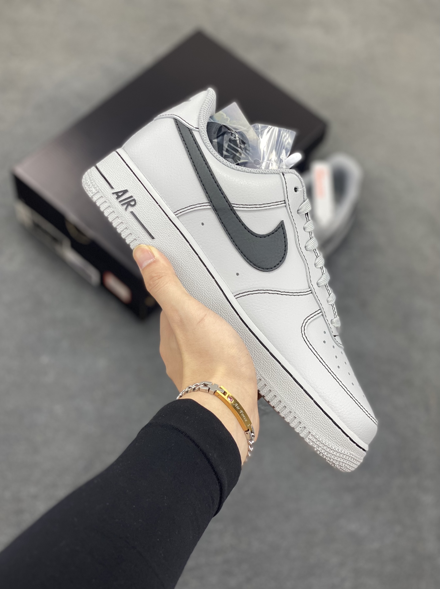 HY版本💯 Nike Air Force 1 Low 灰线 原楦头原纸板 打造纯正空军版型 专注外贸渠道 全掌内置蜂窝气垫 原盒配件 原厂中底钢印、拉帮完美 货号：HQ2037-004 尺码：36 36.5 37.5 38 38.5 39 40 40.5 41 42 42.5 43 44 44.5 45 46-选品中心