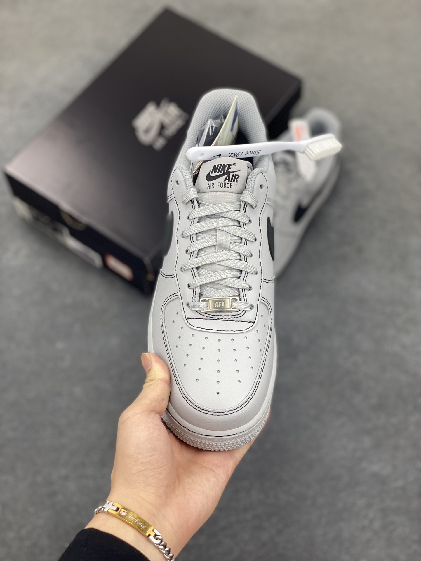 图片[2]-HY版本💯 Nike Air Force 1 Low 灰线 原楦头原纸板 打造纯正空军版型 专注外贸渠道 全掌内置蜂窝气垫 原盒配件 原厂中底钢印、拉帮完美 货号：HQ2037-004 尺码：36 36.5 37.5 38 38.5 39 40 40.5 41 42 42.5 43 44 44.5 45 46-选品中心