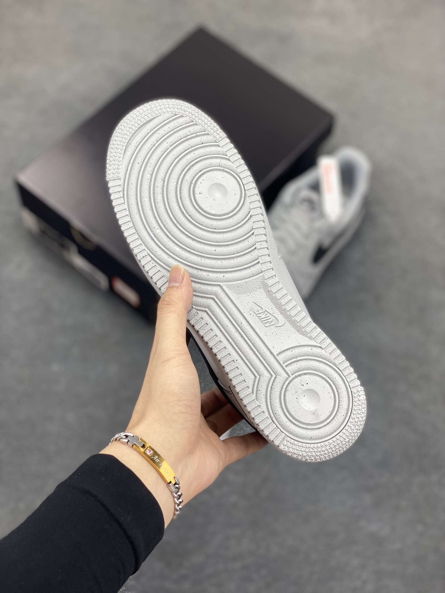 图片[5]-HY版本💯 Nike Air Force 1 Low 灰线 原楦头原纸板 打造纯正空军版型 专注外贸渠道 全掌内置蜂窝气垫 原盒配件 原厂中底钢印、拉帮完美 货号：HQ2037-004 尺码：36 36.5 37.5 38 38.5 39 40 40.5 41 42 42.5 43 44 44.5 45 46-选品中心