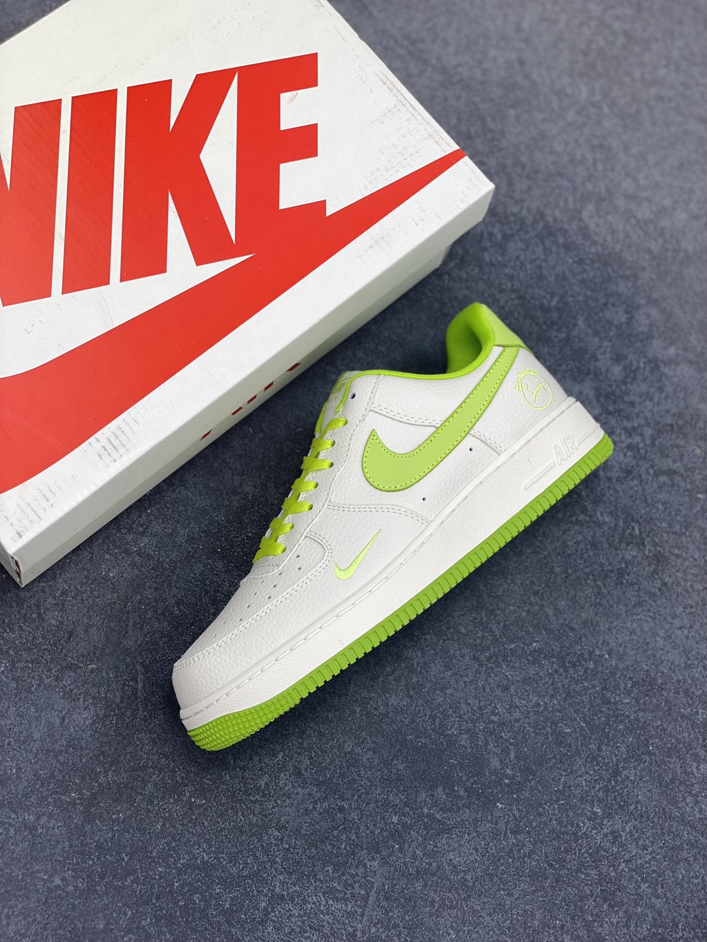 图片[7]-NIke Air Force 1 \’07 Low “苹果绿”空军一号 低帮 运动鞋 休闲鞋 折边针车 工艺难度大 原楦头原纸板 原装鞋盒 定制五金配件 内置全掌气垫 原厂鞋底 货号：DF0188-070 尺码：36 36.5 37.5 38 38.5 39 40 40.5 41 42 42.5 43 44 44.5 45-选品中心