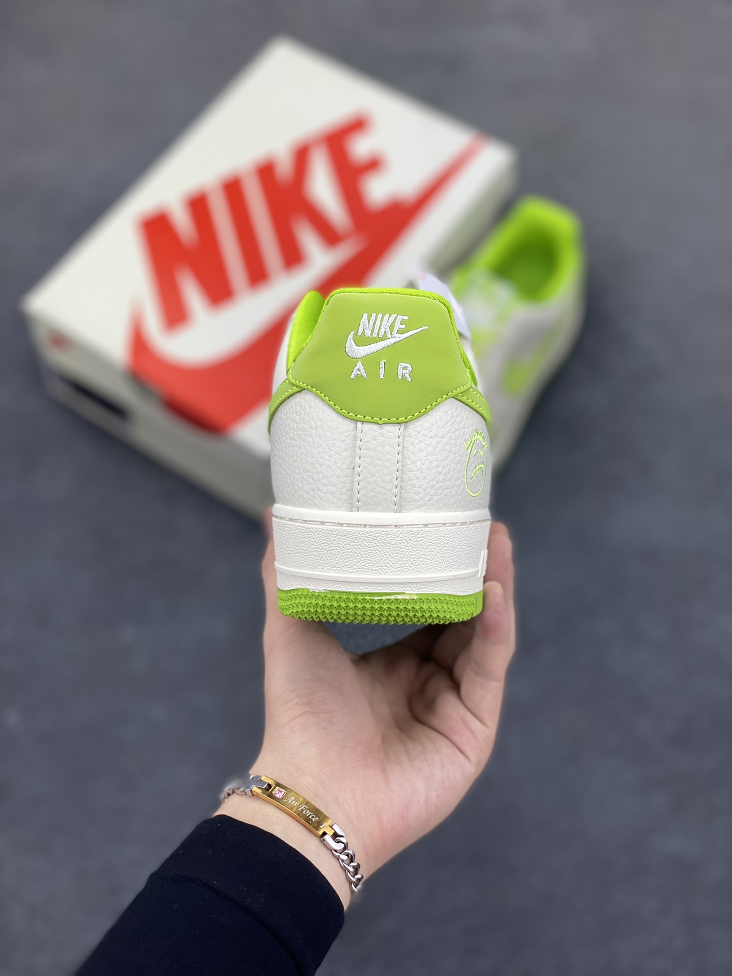 图片[4]-NIke Air Force 1 \’07 Low “苹果绿”空军一号 低帮 运动鞋 休闲鞋 折边针车 工艺难度大 原楦头原纸板 原装鞋盒 定制五金配件 内置全掌气垫 原厂鞋底 货号：DF0188-070 尺码：36 36.5 37.5 38 38.5 39 40 40.5 41 42 42.5 43 44 44.5 45-选品中心