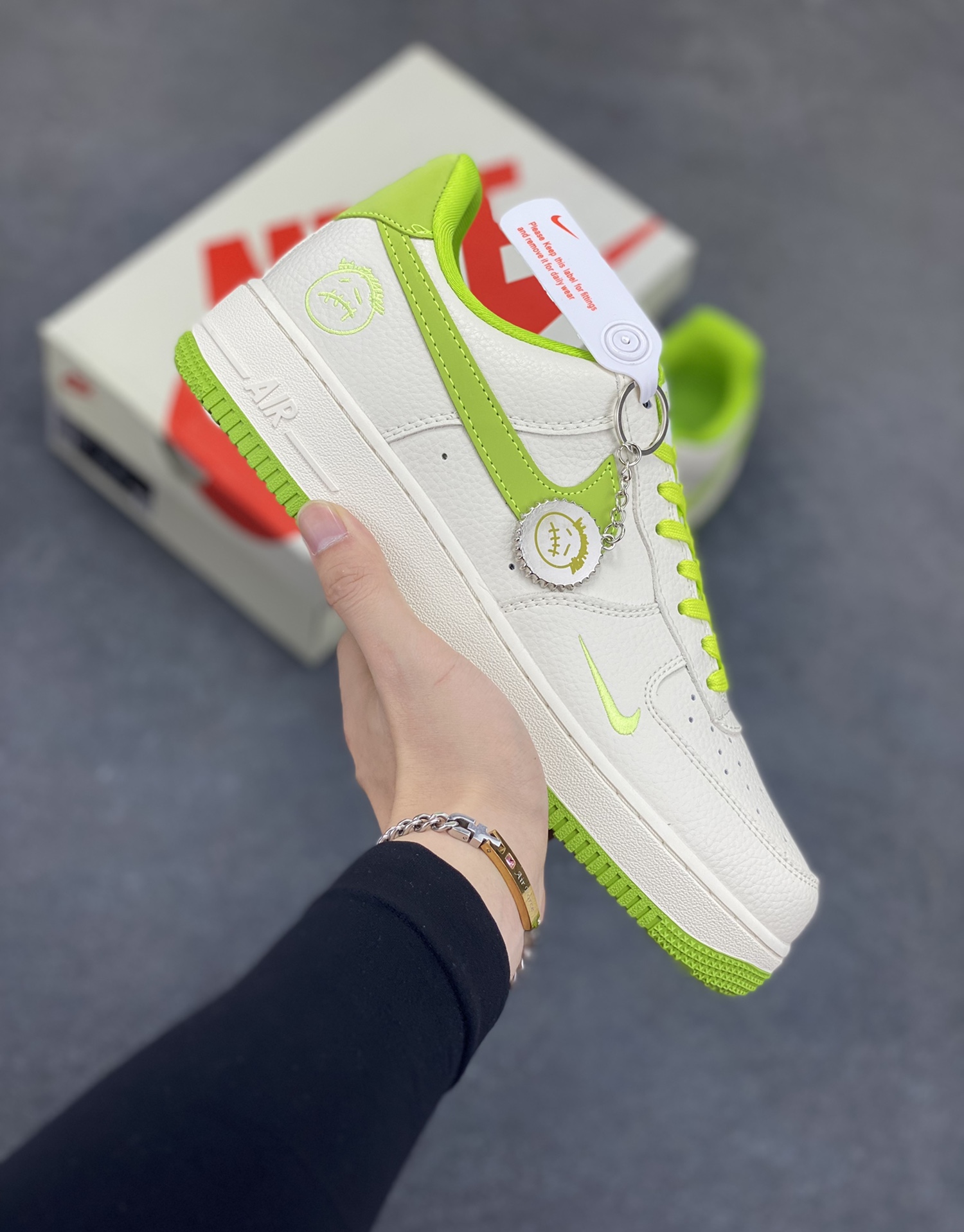 NIke Air Force 1 \’07 Low “苹果绿”空军一号 低帮 运动鞋 休闲鞋 折边针车 工艺难度大 原楦头原纸板 原装鞋盒 定制五金配件 内置全掌气垫 原厂鞋底 货号:DF0188-070 尺码:36 36.5 37.5 38 38.5 39 40 40.5 41 42 42.5 43 44 44.5 45-选品中心