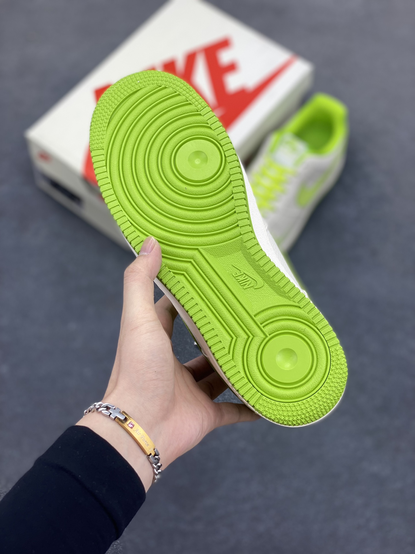 图片[5]-NIke Air Force 1 \’07 Low “苹果绿”空军一号 低帮 运动鞋 休闲鞋 折边针车 工艺难度大 原楦头原纸板 原装鞋盒 定制五金配件 内置全掌气垫 原厂鞋底 货号：DF0188-070 尺码：36 36.5 37.5 38 38.5 39 40 40.5 41 42 42.5 43 44 44.5 45-选品中心