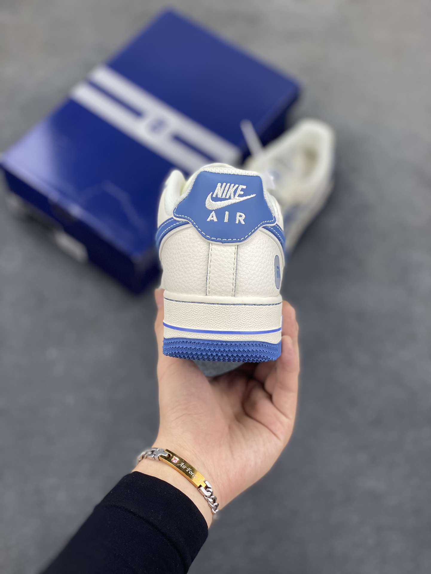 图片[4]-NIke Air Force 1 \’07 Low “xiaomi联名——YU7蓝”空军一号 低帮 运动鞋 休闲鞋 折边针车 工艺难度大 原楦头原纸板 原装鞋盒 定制五金配件 内置全掌气垫 原厂鞋底 货号：XX3168-218 尺码：36 36.5 37.5 38 38.5 39 40 40.5 41 42 42.5 43 44 44.5 45-选品中心