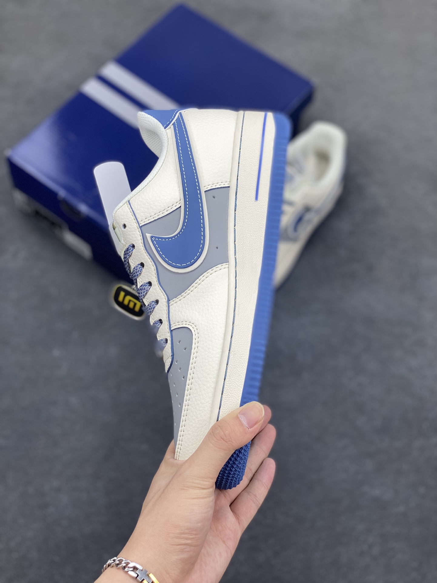 图片[3]-NIke Air Force 1 \’07 Low “xiaomi联名——YU7蓝”空军一号 低帮 运动鞋 休闲鞋 折边针车 工艺难度大 原楦头原纸板 原装鞋盒 定制五金配件 内置全掌气垫 原厂鞋底 货号：XX3168-218 尺码：36 36.5 37.5 38 38.5 39 40 40.5 41 42 42.5 43 44 44.5 45-选品中心