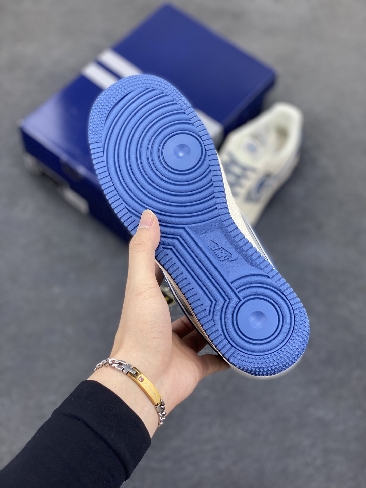 图片[5]-NIke Air Force 1 \’07 Low “xiaomi联名——YU7蓝”空军一号 低帮 运动鞋 休闲鞋 折边针车 工艺难度大 原楦头原纸板 原装鞋盒 定制五金配件 内置全掌气垫 原厂鞋底 货号：XX3168-218 尺码：36 36.5 37.5 38 38.5 39 40 40.5 41 42 42.5 43 44 44.5 45-选品中心