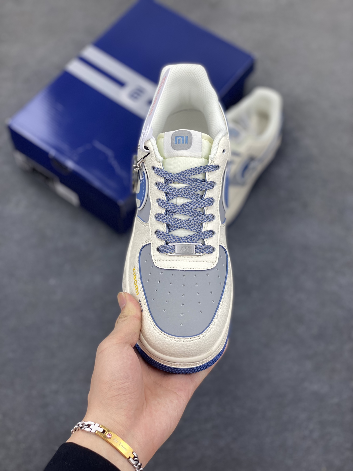 图片[2]-NIke Air Force 1 \’07 Low “xiaomi联名——YU7蓝”空军一号 低帮 运动鞋 休闲鞋 折边针车 工艺难度大 原楦头原纸板 原装鞋盒 定制五金配件 内置全掌气垫 原厂鞋底 货号：XX3168-218 尺码：36 36.5 37.5 38 38.5 39 40 40.5 41 42 42.5 43 44 44.5 45-选品中心