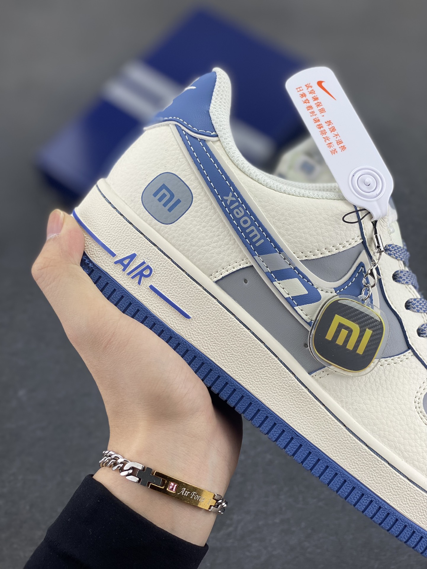 图片[6]-NIke Air Force 1 \’07 Low “xiaomi联名——YU7蓝”空军一号 低帮 运动鞋 休闲鞋 折边针车 工艺难度大 原楦头原纸板 原装鞋盒 定制五金配件 内置全掌气垫 原厂鞋底 货号：XX3168-218 尺码：36 36.5 37.5 38 38.5 39 40 40.5 41 42 42.5 43 44 44.5 45-选品中心