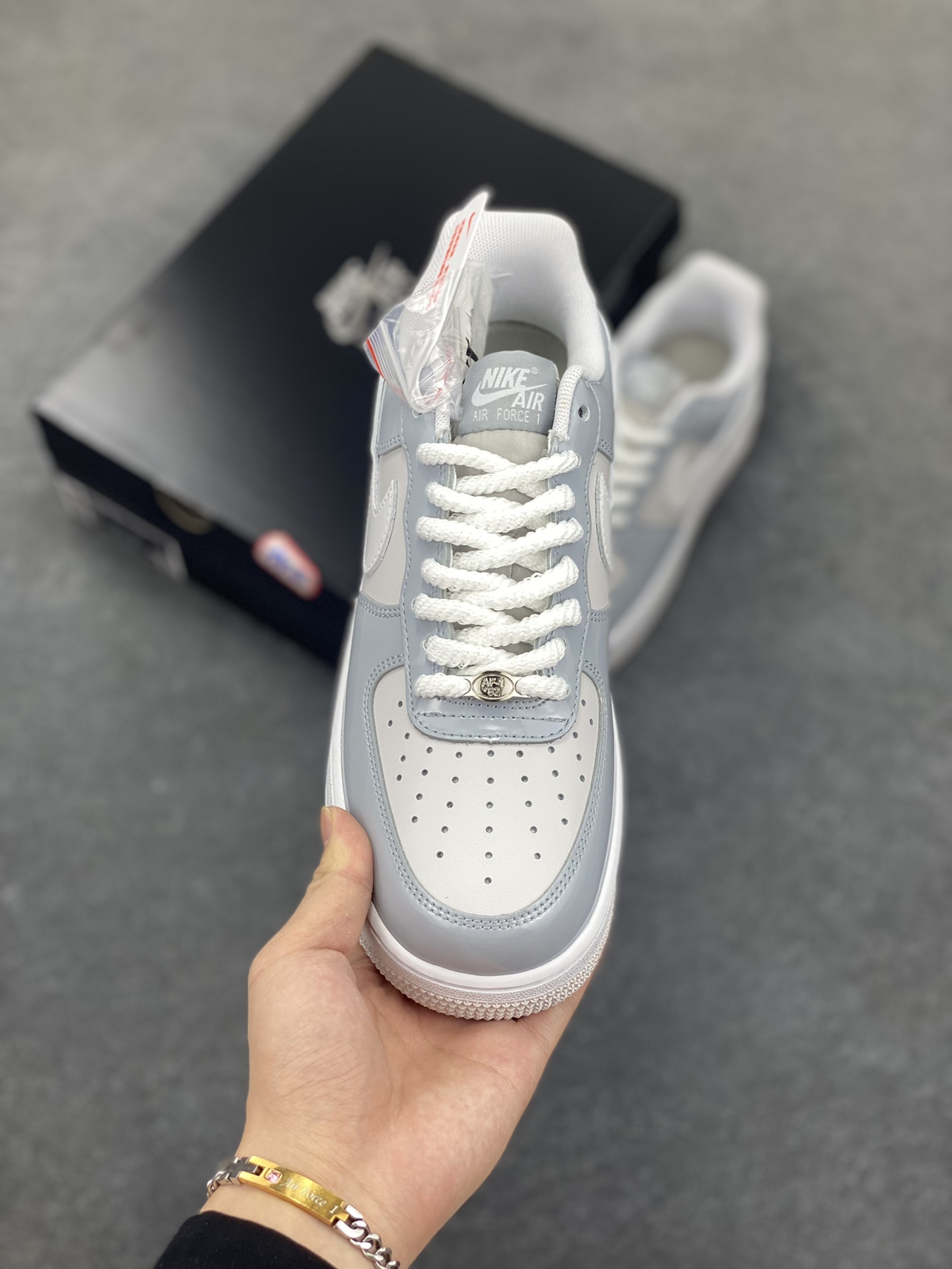 图片[2]-Nike Air Force 1 Low 镜面灰白勾 空军一号低帮运动休闲板鞋 原楦头原纸板 打造纯正空军版型#专注外贸渠道 全掌内置蜂窝气垫 #原盒配件 原厂中底钢印、拉帮完美 货号：HV9405-001 尺码：36 36.5 37.5 38 38.5 39 40 40.5 41 42 42.5 43 44 44.5 45-选品中心