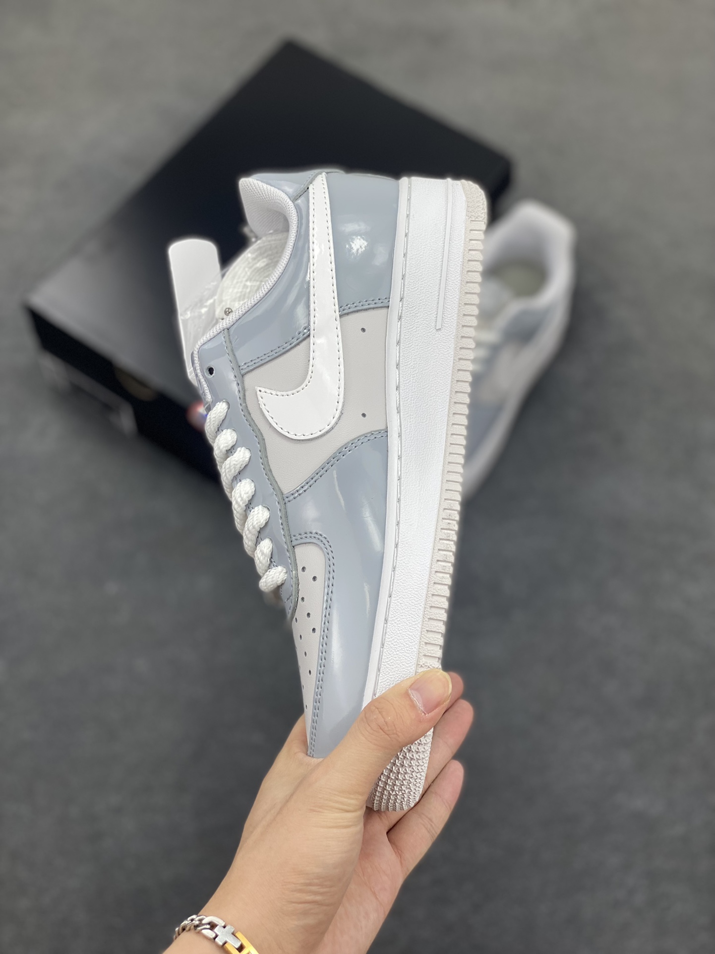 图片[3]-Nike Air Force 1 Low 镜面灰白勾 空军一号低帮运动休闲板鞋 原楦头原纸板 打造纯正空军版型#专注外贸渠道 全掌内置蜂窝气垫 #原盒配件 原厂中底钢印、拉帮完美 货号：HV9405-001 尺码：36 36.5 37.5 38 38.5 39 40 40.5 41 42 42.5 43 44 44.5 45-选品中心