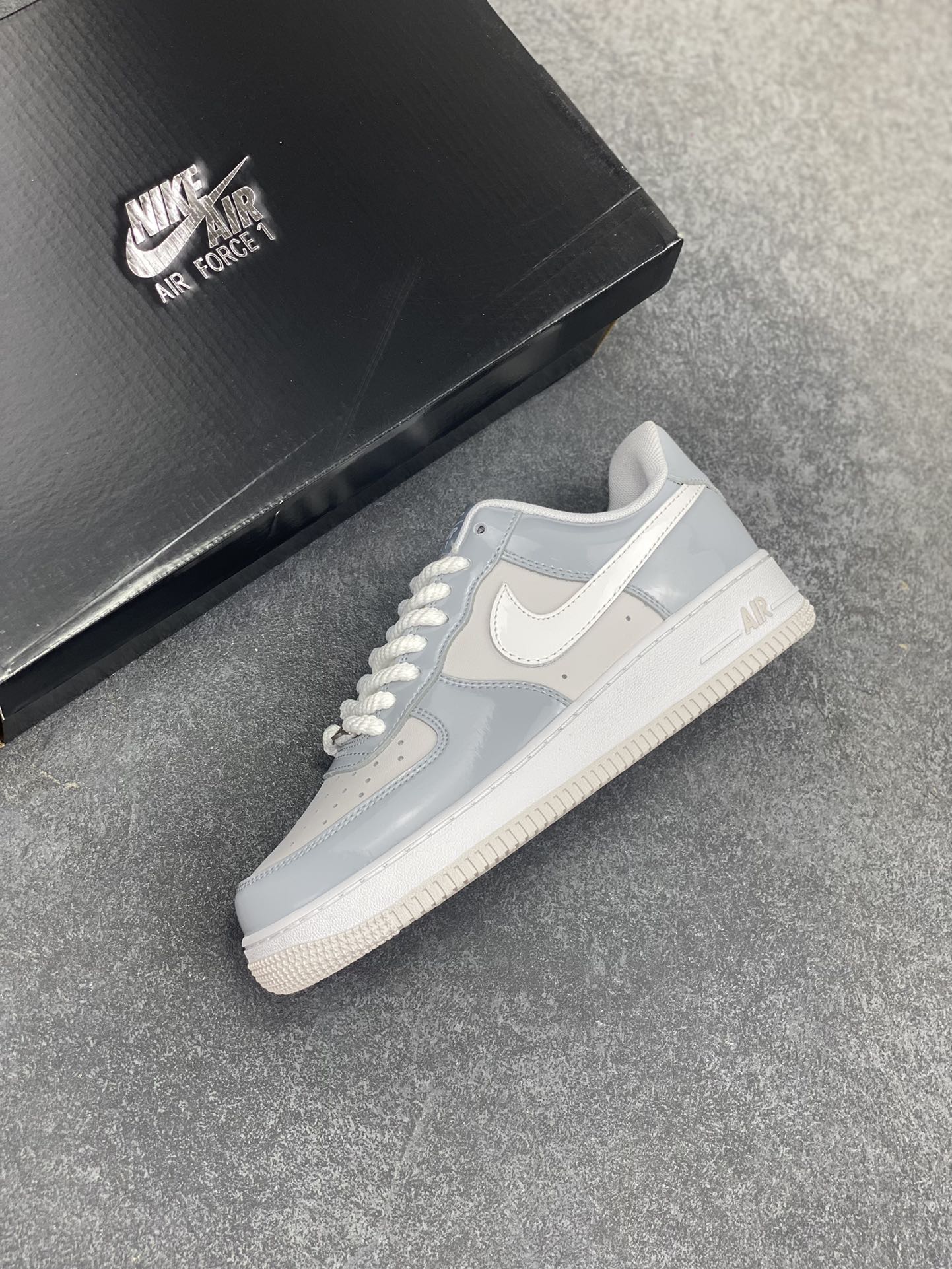 图片[7]-Nike Air Force 1 Low 镜面灰白勾 空军一号低帮运动休闲板鞋 原楦头原纸板 打造纯正空军版型#专注外贸渠道 全掌内置蜂窝气垫 #原盒配件 原厂中底钢印、拉帮完美 货号：HV9405-001 尺码：36 36.5 37.5 38 38.5 39 40 40.5 41 42 42.5 43 44 44.5 45-选品中心