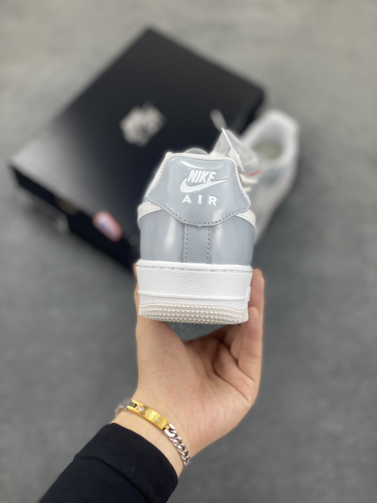 图片[4]-Nike Air Force 1 Low 镜面灰白勾 空军一号低帮运动休闲板鞋 原楦头原纸板 打造纯正空军版型#专注外贸渠道 全掌内置蜂窝气垫 #原盒配件 原厂中底钢印、拉帮完美 货号：HV9405-001 尺码：36 36.5 37.5 38 38.5 39 40 40.5 41 42 42.5 43 44 44.5 45-选品中心