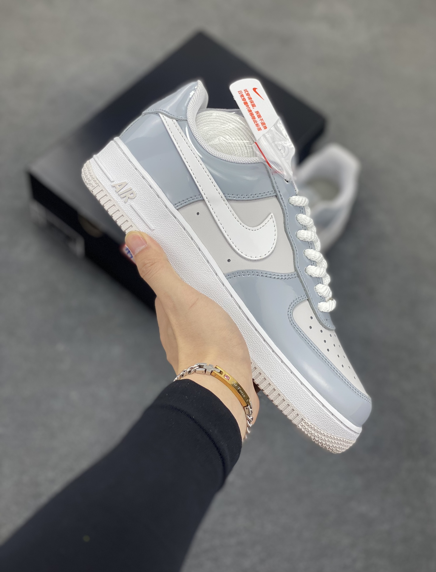 Nike Air Force 1 Low 镜面灰白勾 空军一号低帮运动休闲板鞋 原楦头原纸板 打造纯正空军版型#专注外贸渠道 全掌内置蜂窝气垫 #原盒配件 原厂中底钢印、拉帮完美 货号:HV9405-001 尺码:36 36.5 37.5 38 38.5 39 40 40.5 41 42 42.5 43 44 44.5 45-选品中心