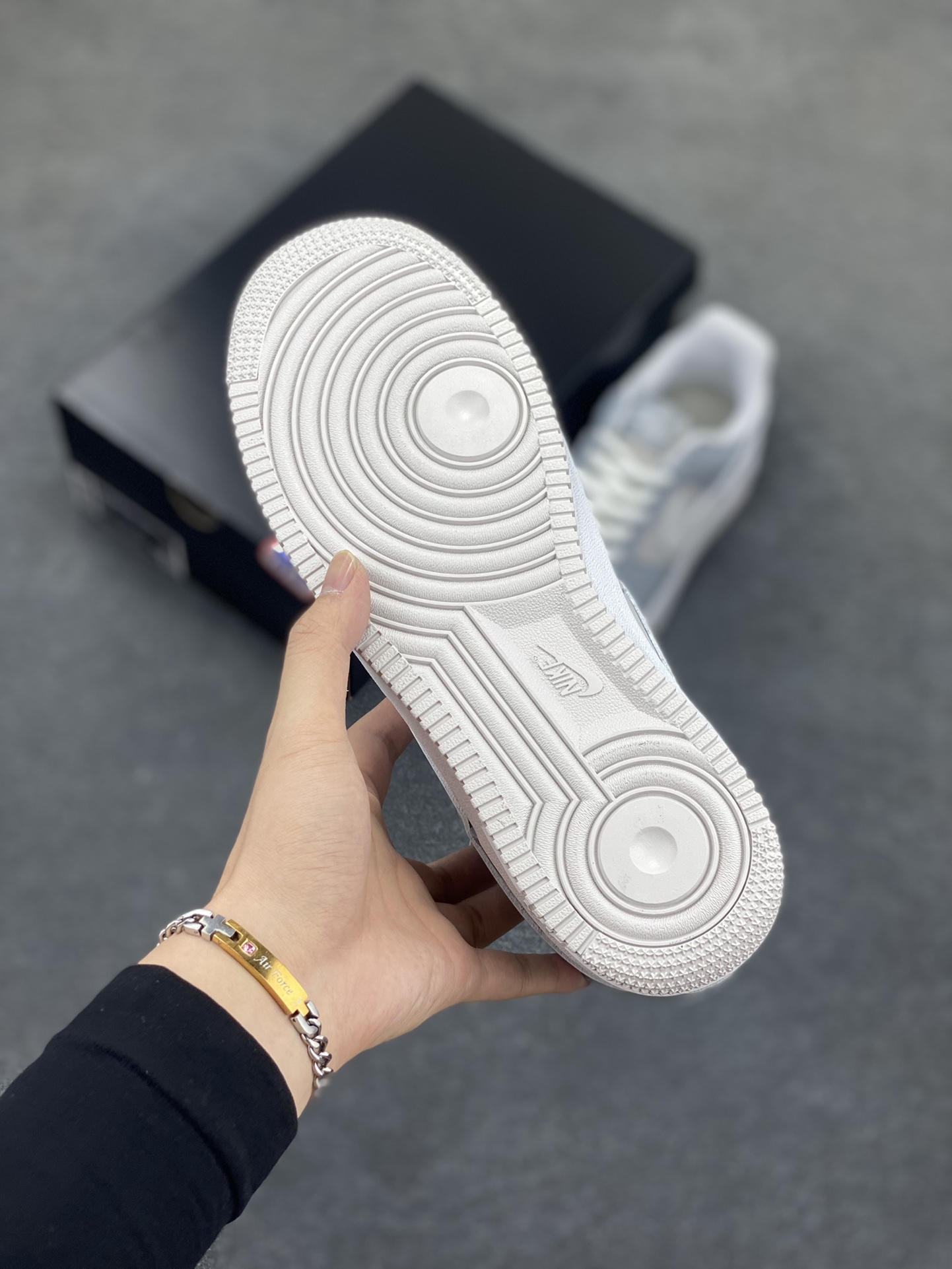 图片[5]-Nike Air Force 1 Low 镜面灰白勾 空军一号低帮运动休闲板鞋 原楦头原纸板 打造纯正空军版型#专注外贸渠道 全掌内置蜂窝气垫 #原盒配件 原厂中底钢印、拉帮完美 货号：HV9405-001 尺码：36 36.5 37.5 38 38.5 39 40 40.5 41 42 42.5 43 44 44.5 45-选品中心