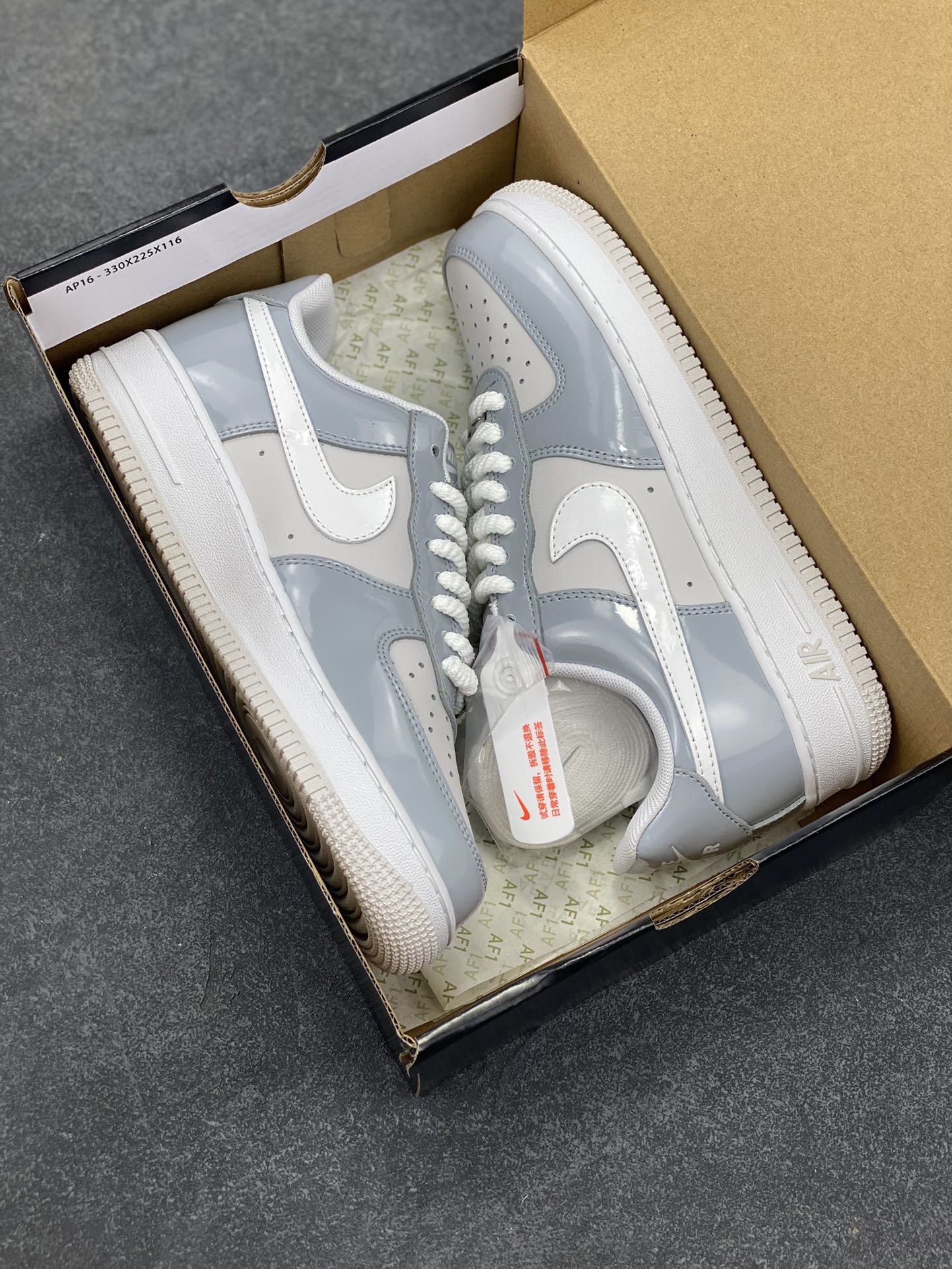 图片[9]-Nike Air Force 1 Low 镜面灰白勾 空军一号低帮运动休闲板鞋 原楦头原纸板 打造纯正空军版型#专注外贸渠道 全掌内置蜂窝气垫 #原盒配件 原厂中底钢印、拉帮完美 货号：HV9405-001 尺码：36 36.5 37.5 38 38.5 39 40 40.5 41 42 42.5 43 44 44.5 45-选品中心