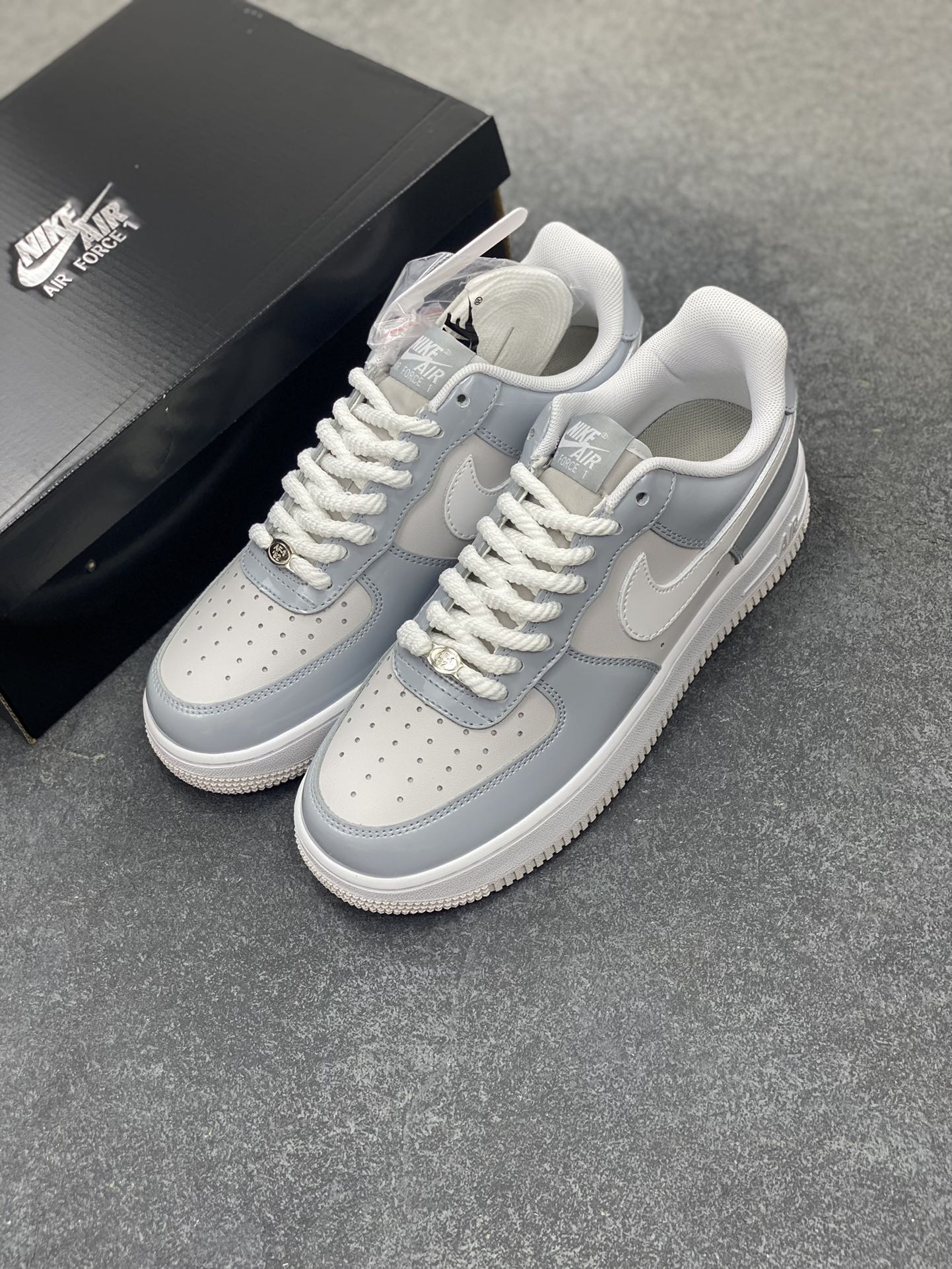 图片[8]-Nike Air Force 1 Low 镜面灰白勾 空军一号低帮运动休闲板鞋 原楦头原纸板 打造纯正空军版型#专注外贸渠道 全掌内置蜂窝气垫 #原盒配件 原厂中底钢印、拉帮完美 货号：HV9405-001 尺码：36 36.5 37.5 38 38.5 39 40 40.5 41 42 42.5 43 44 44.5 45-选品中心