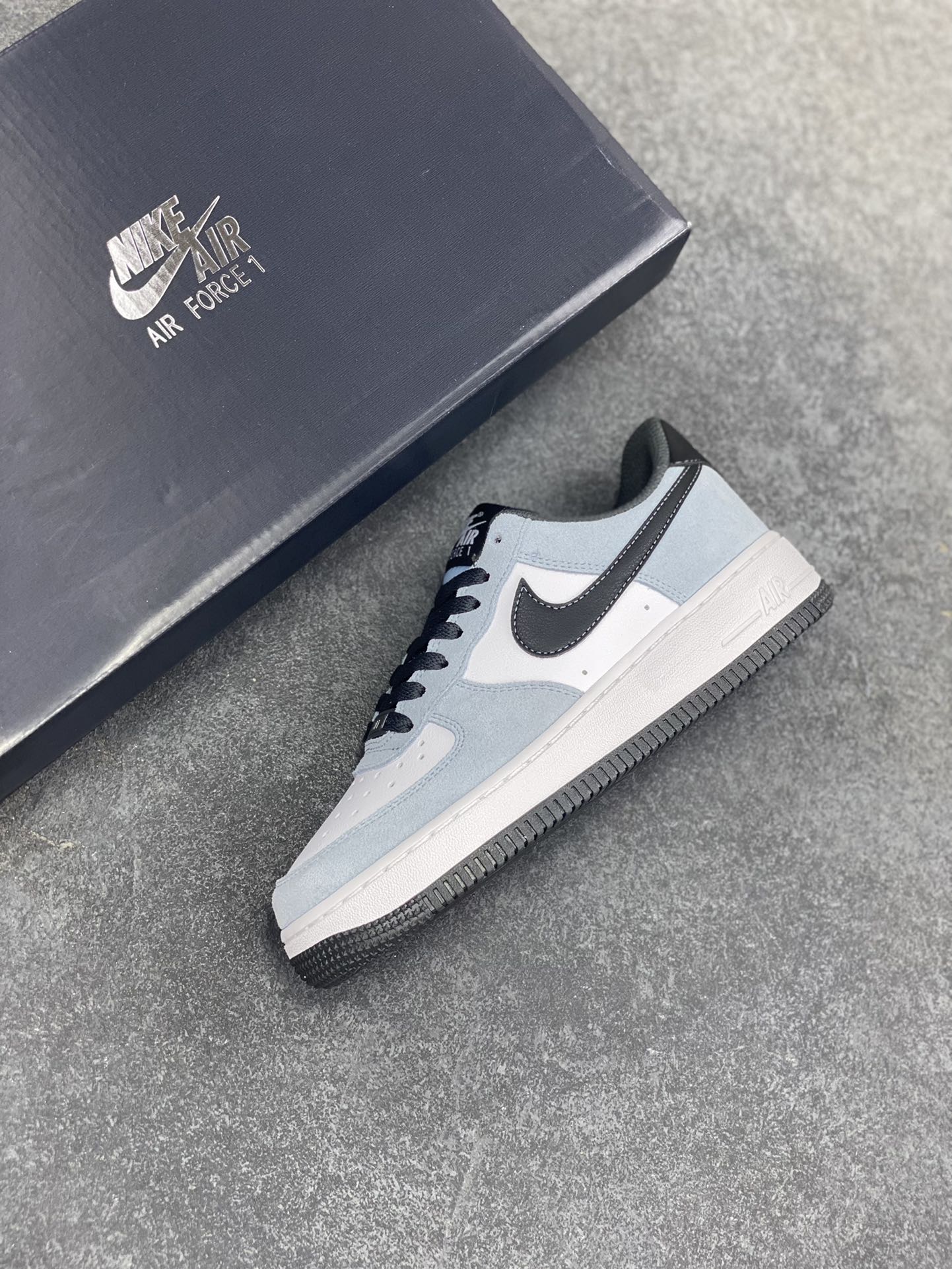 图片[7]-Nike Air Force 1 Low 碳灰 空军一号低帮运动休闲板鞋 原楦头原纸板 打造纯正空军版型#专注外贸渠道 全掌内置蜂窝气垫 #原盒配件 原厂中底钢印、拉帮完美 货号：IF6205-400 尺码：36 36.5 37.5 38 38.5 39 40 40.5 41 42 42.5 43 44 44.5 45 46-选品中心