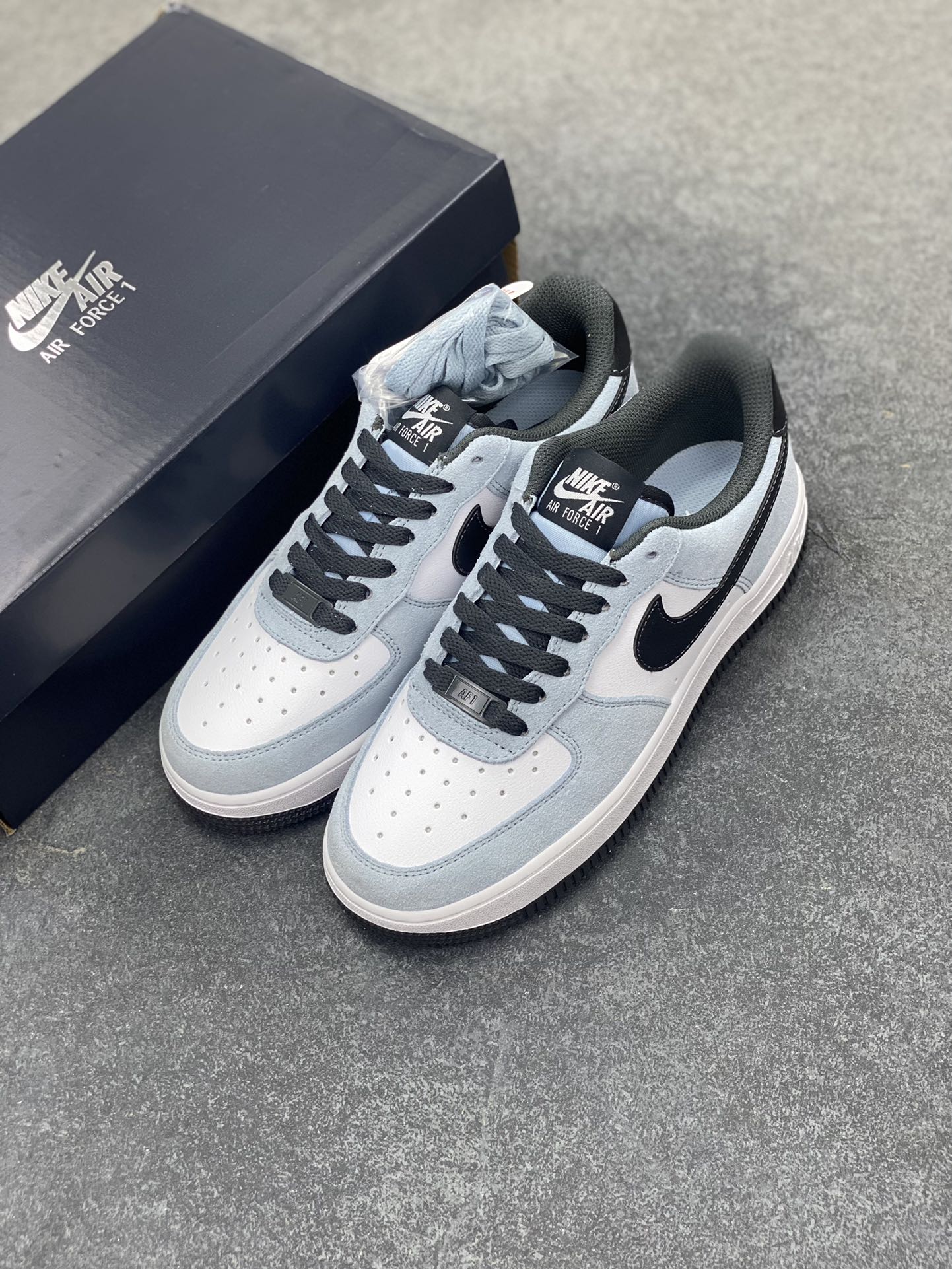图片[8]-Nike Air Force 1 Low 碳灰 空军一号低帮运动休闲板鞋 原楦头原纸板 打造纯正空军版型#专注外贸渠道 全掌内置蜂窝气垫 #原盒配件 原厂中底钢印、拉帮完美 货号：IF6205-400 尺码：36 36.5 37.5 38 38.5 39 40 40.5 41 42 42.5 43 44 44.5 45 46-选品中心