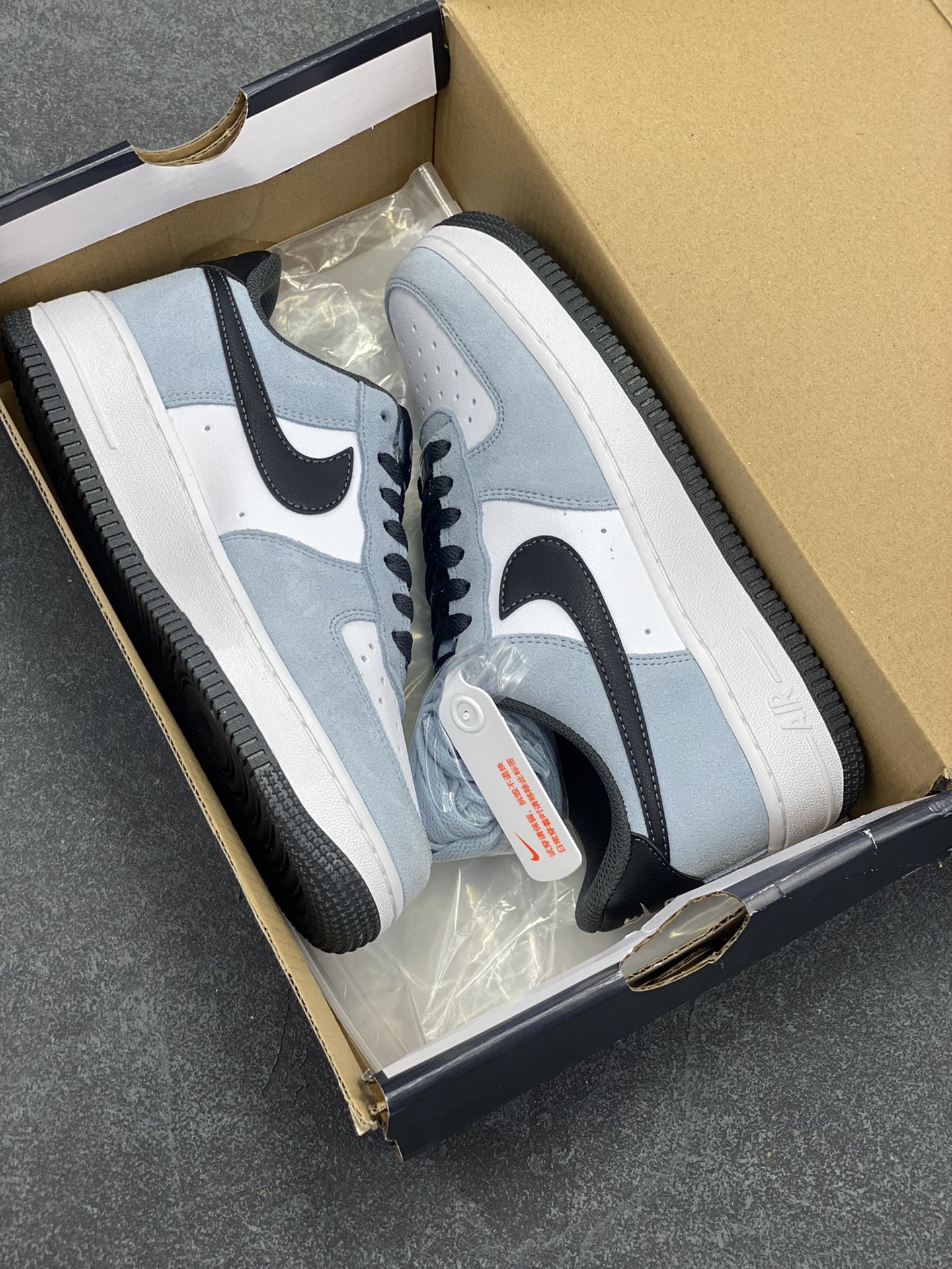 图片[9]-Nike Air Force 1 Low 碳灰 空军一号低帮运动休闲板鞋 原楦头原纸板 打造纯正空军版型#专注外贸渠道 全掌内置蜂窝气垫 #原盒配件 原厂中底钢印、拉帮完美 货号：IF6205-400 尺码：36 36.5 37.5 38 38.5 39 40 40.5 41 42 42.5 43 44 44.5 45 46-选品中心