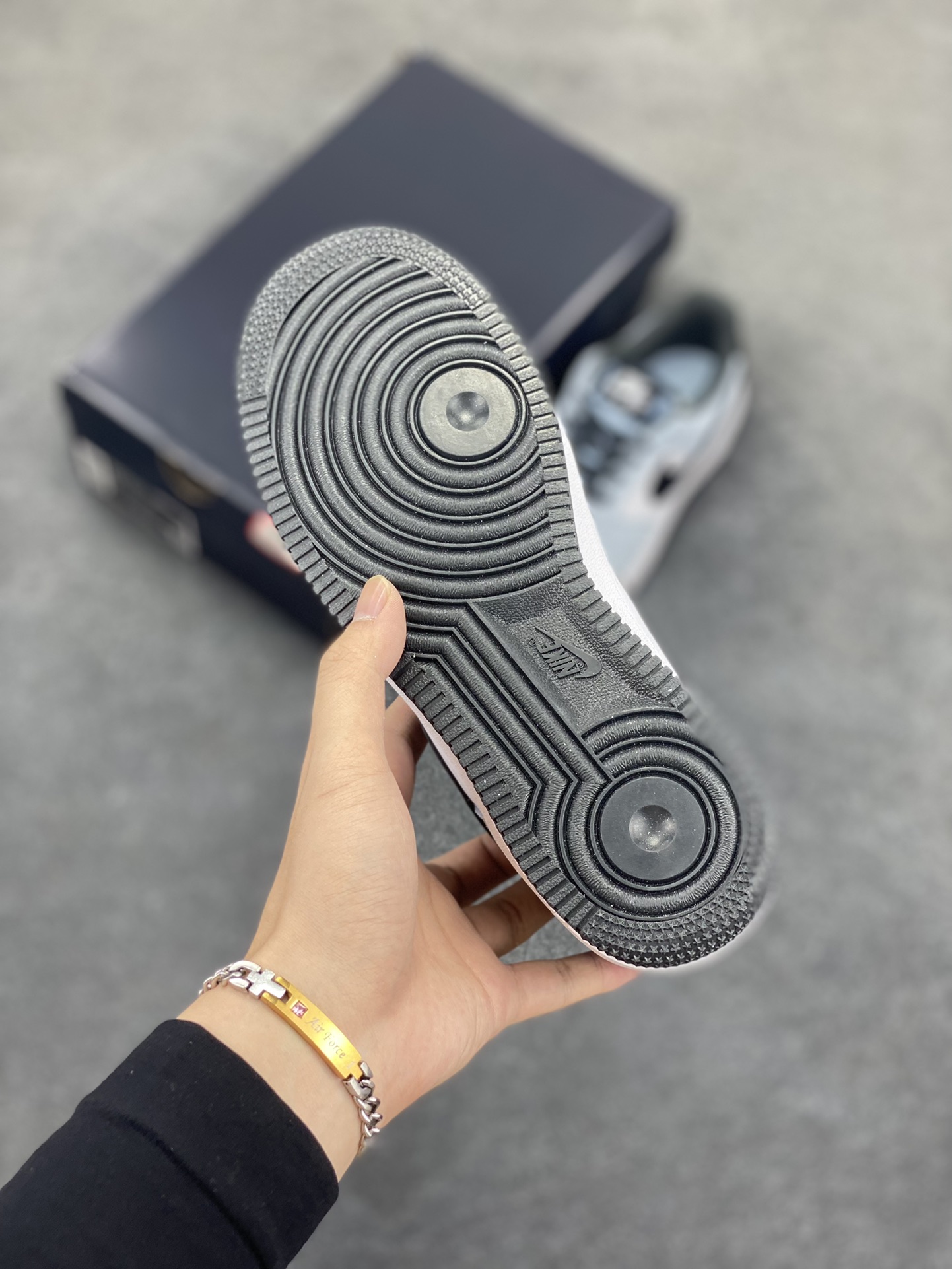 图片[5]-Nike Air Force 1 Low 碳灰 空军一号低帮运动休闲板鞋 原楦头原纸板 打造纯正空军版型#专注外贸渠道 全掌内置蜂窝气垫 #原盒配件 原厂中底钢印、拉帮完美 货号：IF6205-400 尺码：36 36.5 37.5 38 38.5 39 40 40.5 41 42 42.5 43 44 44.5 45 46-选品中心