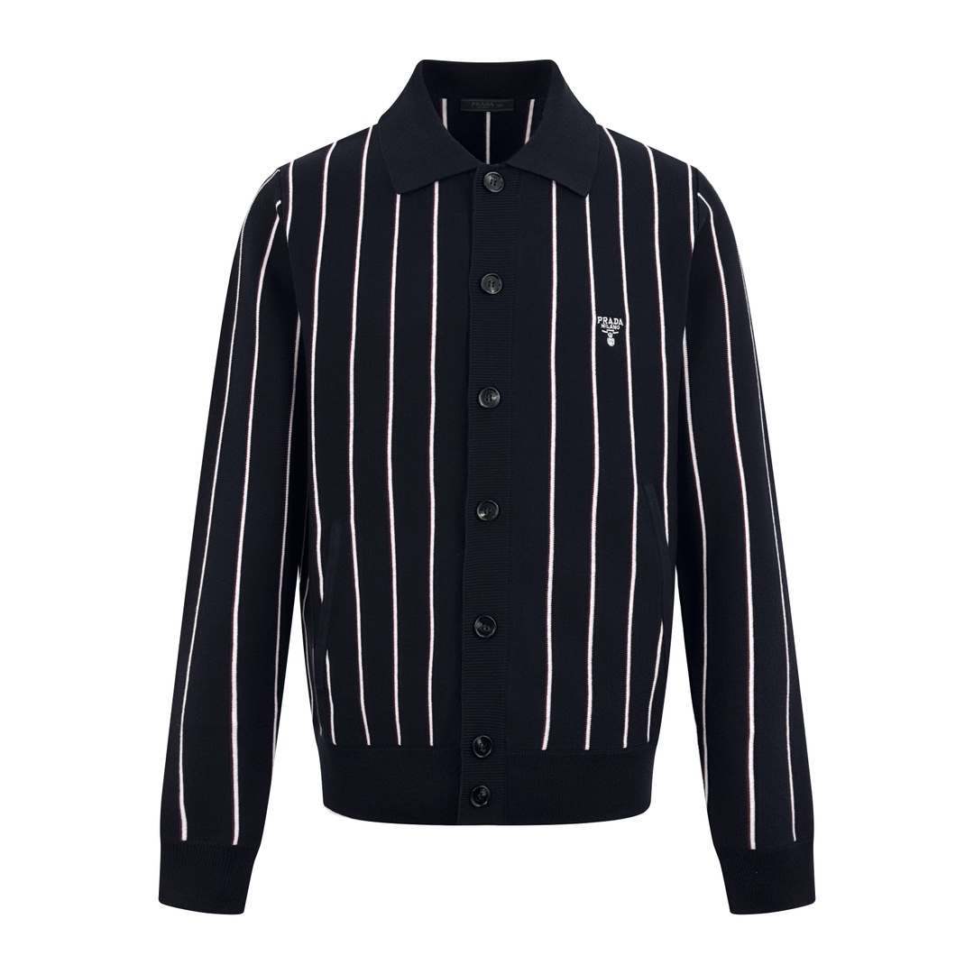 NO:445620,.Prada striped embroidered long-sleeved sweater, fixed-woven classic-grade sheep cotton composite luxury material, soft and delicate, comfortable skin, royal blue as the base, white and red stripes like agile notes jumping and intertwined on the canvas The iconic Prada embroidery is exquisitely embedded on the sweater, low-key and powerful, the arrangement and layout of the buttons symmetrical beauty visually forms a vertical sense of extension, making the wearer more upright and slender, with stripes as the pen, knitting as the ink, weave a new chapter in fashion, Craft 1 adopts imported machine embroidery technology, uses advanced computer control systems and precise mechanical components to achieve Prada embroidery operation, high precision, smooth and delicate lines, Craft 2: Use three-dimensional seam stitching, it uses specific sewing methods at the joints to make the clothes appear more three-dimensional and fit the body, cumbersome and complex workmanship, Craft 3: Washing and softening and deodorizing process  Deep cleaning and deodorizing clothing with professional washing equipment and specific detergents Improve the feel and appearance of clothing Accessories Customized 1:1 Prada horns Customized 1:1 Prada trademark style Loose fit Size 48 50 52 54 Exclusive,,prada,sweaters,alexander wang19860909.Prada 条纹刺绣长袖毛衣 定织典藏级羊棉复合奢料 柔软细腻 舒适贴肤 宝蓝为底 白色与红色条纹如灵动的音符 在画布上跳跃交织 标志性Prada刺绣精致地镶嵌在毛衣之上 低调而有力 纽扣的排列与版型对称美感 在视觉上形成一种纵向的延伸感 让穿着者身姿更挺拔修长 以条纹为笔 以针织为墨 织就时尚新章 工艺1采用进口机刺绣工艺 使用先进的计算机控制系统和精密的机械部件 实现Prada刺绣作业 精度高 线条流畅而细腻 工艺2: 采用接缝立体缝线 它通过在接缝处使用特定的缝纫方法 使衣物呈现出更加立体和贴合身体的效果 做工繁琐复杂 工艺3: 成衣洗水加软去味工艺 通过专业的洗涤设备和特定的洗涤剂 对衣物进行深度清洁和去味处理 改善衣物的手感和外观 辅料 定制1:1 Prada 牛角 定制1:1 Prada 商标 版型 宽松版型 尺码 48 50 52 54 独家专供,,prada,sweaters,alexander wang,Men's clothing