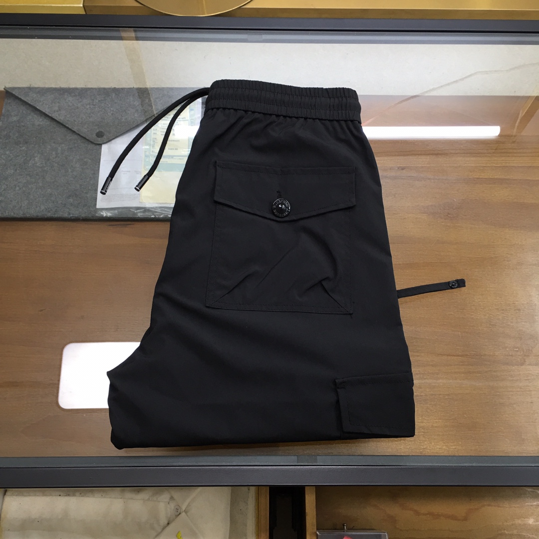 NO:447127,New product [Burber..y] 2025 spring and summer new casual work pants Fashionable and casual casual style Micro-stretch quick-drying fabric The fabric is comfortable and soft, breaking through the feel of conventional denim fabrics, not stuffy, and excellent comfort. It is free and versatile, long-lasting and undeformable, and the upper body is excellent. The elegant and elegant tailoring, 8 design is constantly innovating, but always maintaining noble and elegant style and taste, interpreting fashion charm, fashionable and casual products, counter number M-4xl,,burberry,alexander wang19860909新品【Burber..y】 2025春夏季新款休闲工装裤 时尚休闲 休闲版型 微弹力速干面料 面料舒适柔软,突破常规牛仔的面料手感,不闷热,舒适感极佳.随意百搭 久洗不变形 上身效果极佳.大方优雅的剪裁,8设计不断创新却始终保持着高贵优雅的风格和品位 演绎时尚魅惑 时尚休闲佳品 专柜码数M-4xl,,burberry,alexander wang,Men's clothing