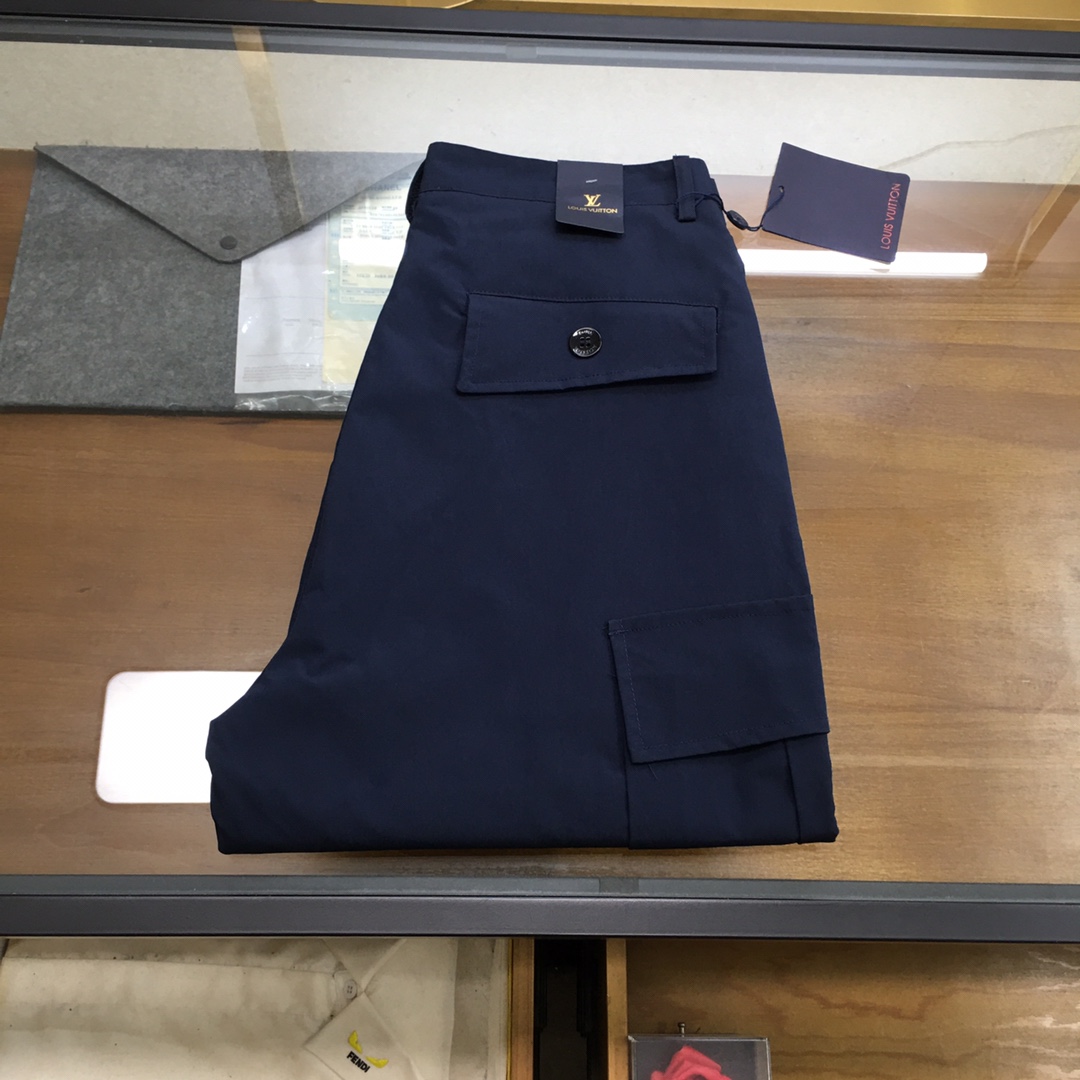 NO:447136,New product [L.v] 2025 spring and summer new casual work pants Fashionable and casual casual style Micro-stretch quick-drying fabric The fabric is comfortable and soft, breaking through the feel of conventional denim fabrics, not stuffy, and excellent comfort. It is free and versatile, long-lasting and undeformable, and the upper body is excellent. The elegant and elegant tailoring, 8 design is constantly innovating but always maintains noble and elegant style and taste, interpreting fashion charm, fashionable and casual products, counter number M-4xl,,alexander wang19860909新品【L.v】 2025春夏季新款休闲工装裤 时尚休闲 休闲版型 微弹力速干面料 面料舒适柔软,突破常规牛仔的面料手感,不闷热,舒适感极佳.随意百搭 久洗不变形 上身效果极佳.大方优雅的剪裁,8设计不断创新却始终保持着高贵优雅的风格和品位 演绎时尚魅惑 时尚休闲佳品 专柜码数M-4xl,,alexander wang,Men's clothing