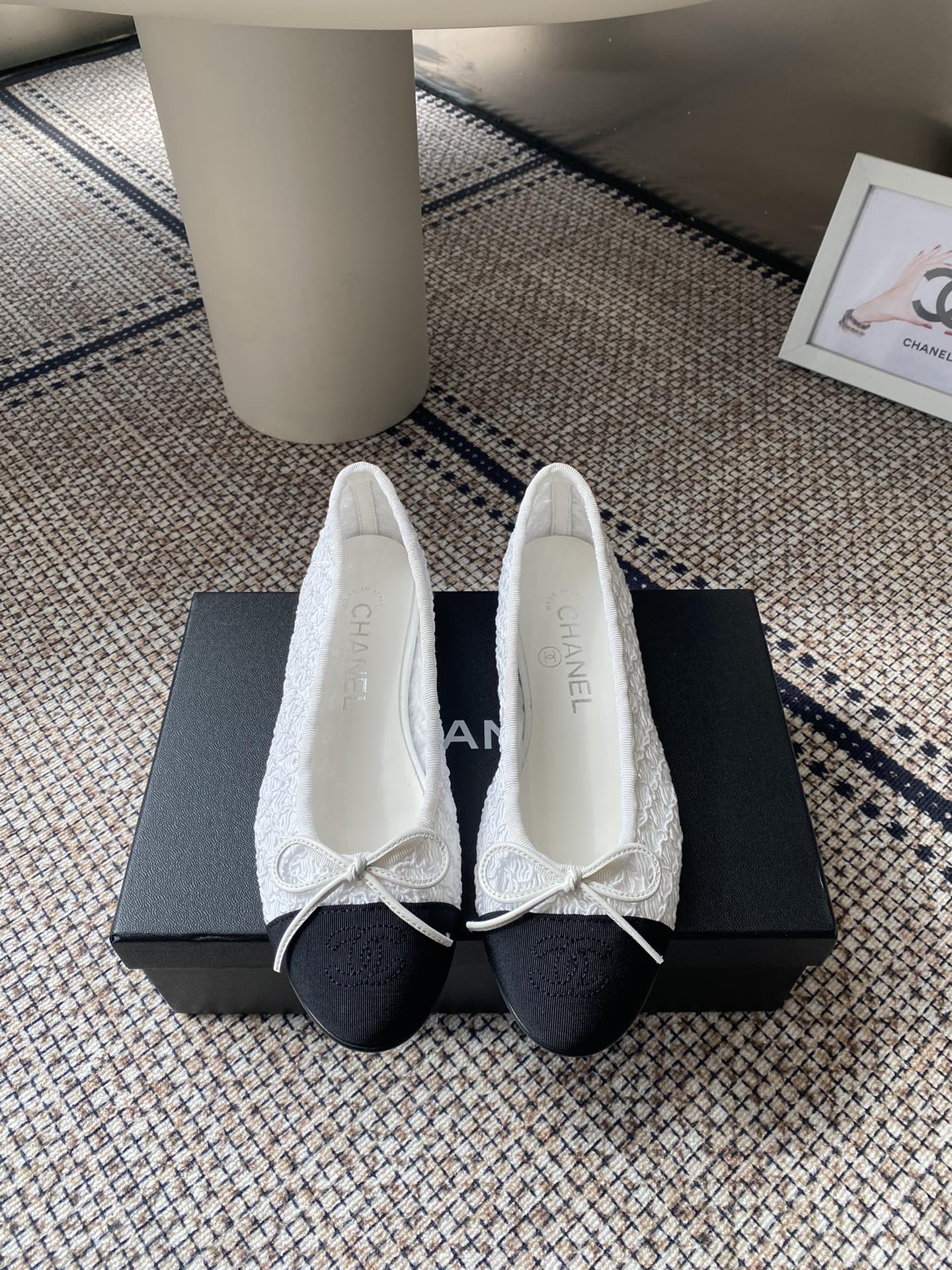 NO:511901,CHANEL lace sandals The whole pair of shoes is purchased and developed by Zp, all customized materials, exclusive mold opening sole, all details are shipped together, and even the packaging is the same as the genuine one. Size: 35-41 (40 41 custom made without return or exchange), sandals single shoes, chanel, sandals19860909CHANEL 蕾丝凉鞋 整双鞋子采购Zp开发打造,全部定制材料,独家开模大底,细节全部对版出货,连包装也做到跟正品一样.码数:35-41（40 41订做不退换）,凉鞋单鞋,chanel,sandals,Women's Shoes