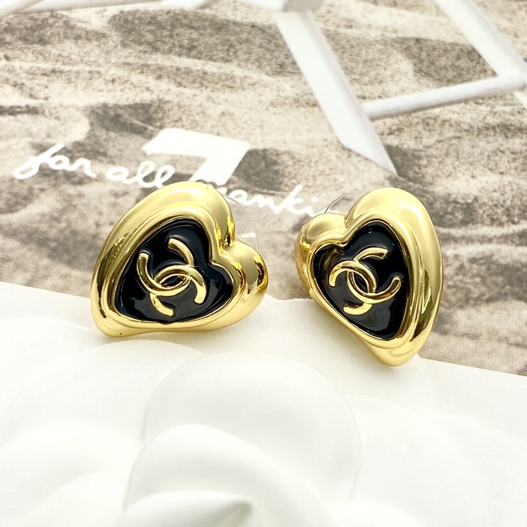 【今日新款】编码E3106   
🛍香奈儿耳钉热销款🔥爆上新🆕🆕🆕
😎CHAN  25  复古爱心耳钉
