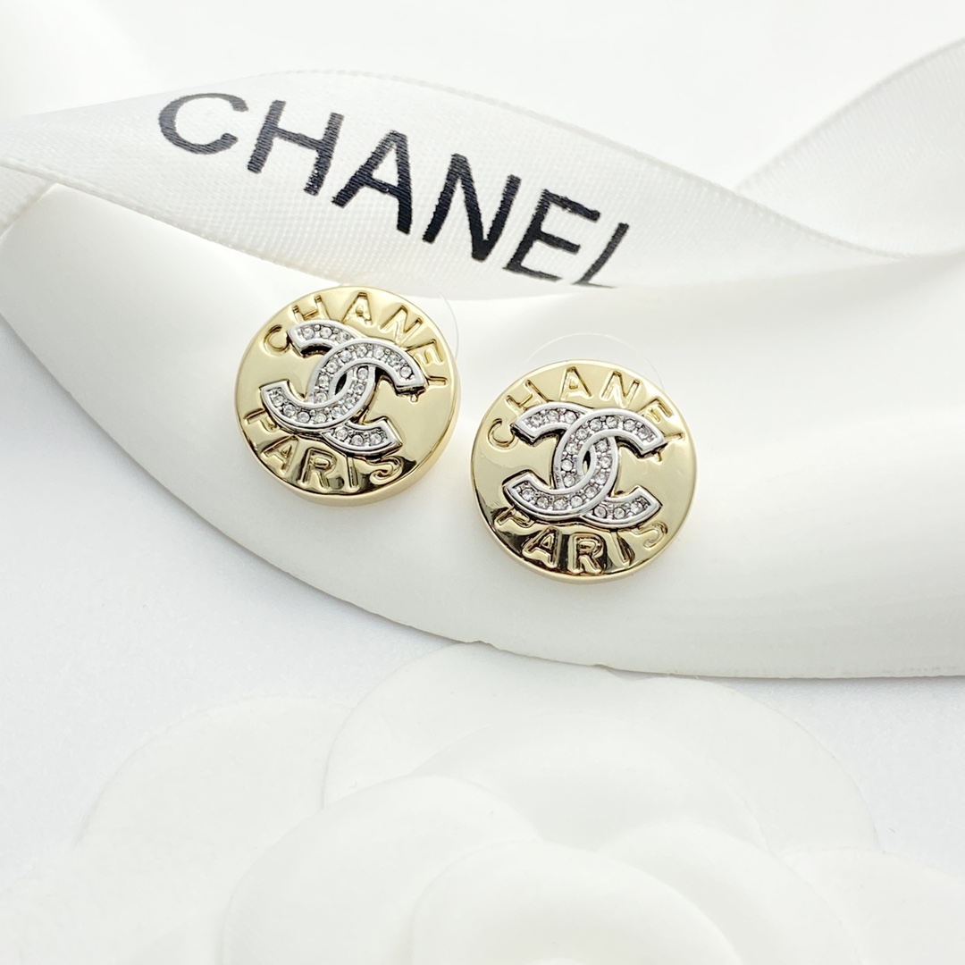 【今日新款】编码E3108   
🛍香奈儿耳钉热销款🔥爆上新🆕🆕🆕
😎CHAN  25  浅金圆饼双C耳
