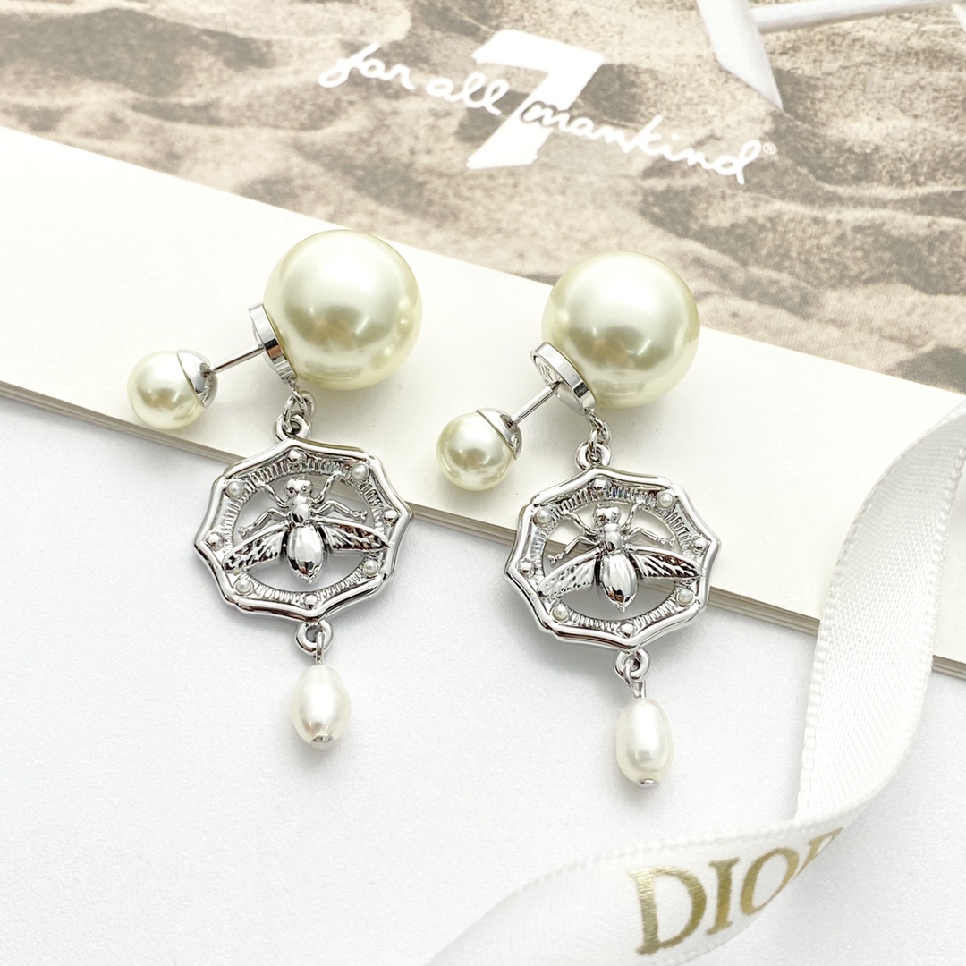 【今日新款】编码E3107   
🛍DIOR耳钉热销款火爆上新🆕🆕🆕
😎白金菱形镂空蜜蜂双球珍珠耳环
🥸