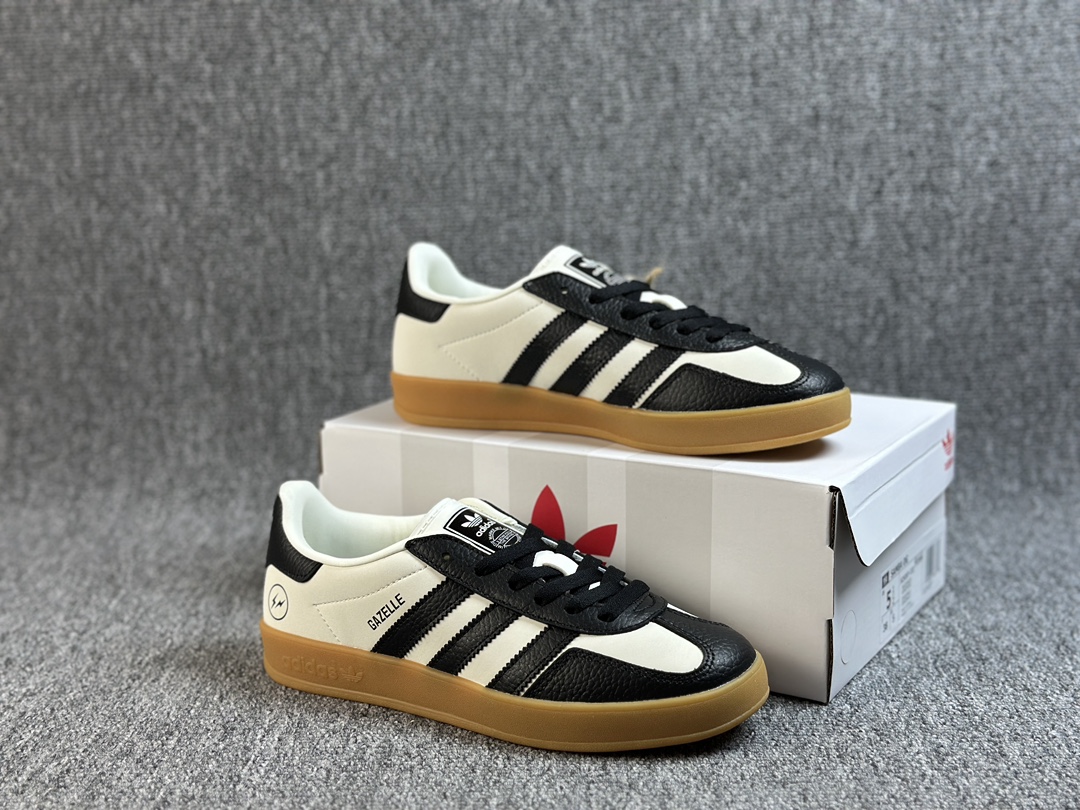 本地() Adidas Originals Samba X 小闪电联名 桑巴舞系列 阿迪达斯三叶草绅士德训足球风百搭低帮休闲运动板鞋原装头层材料 用料绝不含糊 独家版型蒸餾加工帶來的是更好的视觉和脚感体验 清洁度 电绣工艺 皮料切割干净无任何毛边 细节完美 货号:SC9207-722