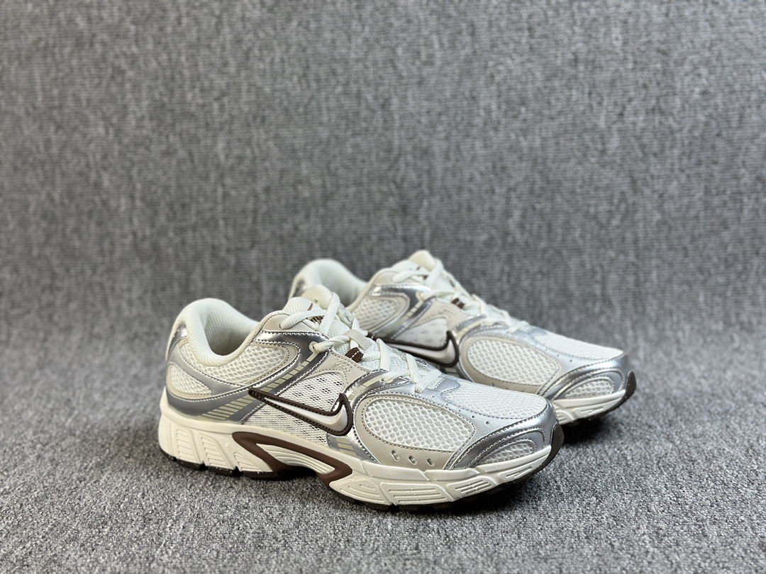 本地（）
NK V5 RNR 舒适百搭防滑耐磨低帮跑步鞋  舒适有型适合日常穿着 该鞋款延续千禧年经典设计搭载泡绵中底 厚实而轻盈匠心细节巧搭立体耐克勾标志焕新演绎复古跑鞋 鞋款从千禧年美学汲取灵感 混搭多种材质突显层次感立体感和传统跑步风范 
货号：HQ7901-102
Size：36 36.5 37.5 38 38.5 39 40 40.5 41 42 42.5 43 44 44.5 45