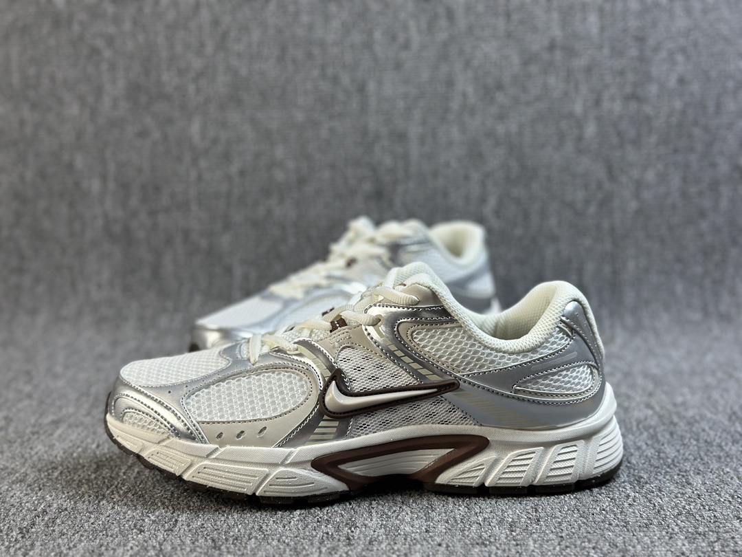 本地（）
NK V5 RNR 舒适百搭防滑耐磨低帮跑步鞋  舒适有型适合日常穿着 该鞋款延续千禧年经典设计搭载泡绵中底 厚实而轻盈匠心细节巧搭立体耐克勾标志焕新演绎复古跑鞋 鞋款从千禧年美学汲取灵感 混搭多种材质突显层次感立体感和传统跑步风范 
货号：HQ7901-102
Size：36 36.5 37.5 38 38.5 39 40 40.5 41 42 42.5 43 44 44.5 45